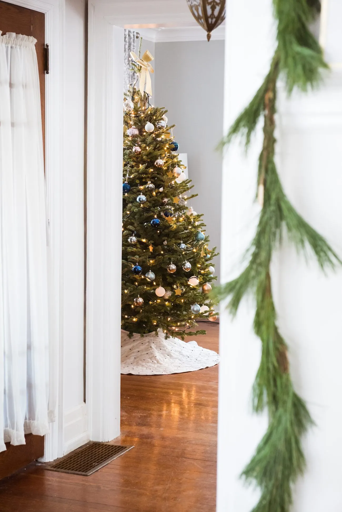 Dining Room Christmas Decor | Decorating for the holidays from @cydconverse