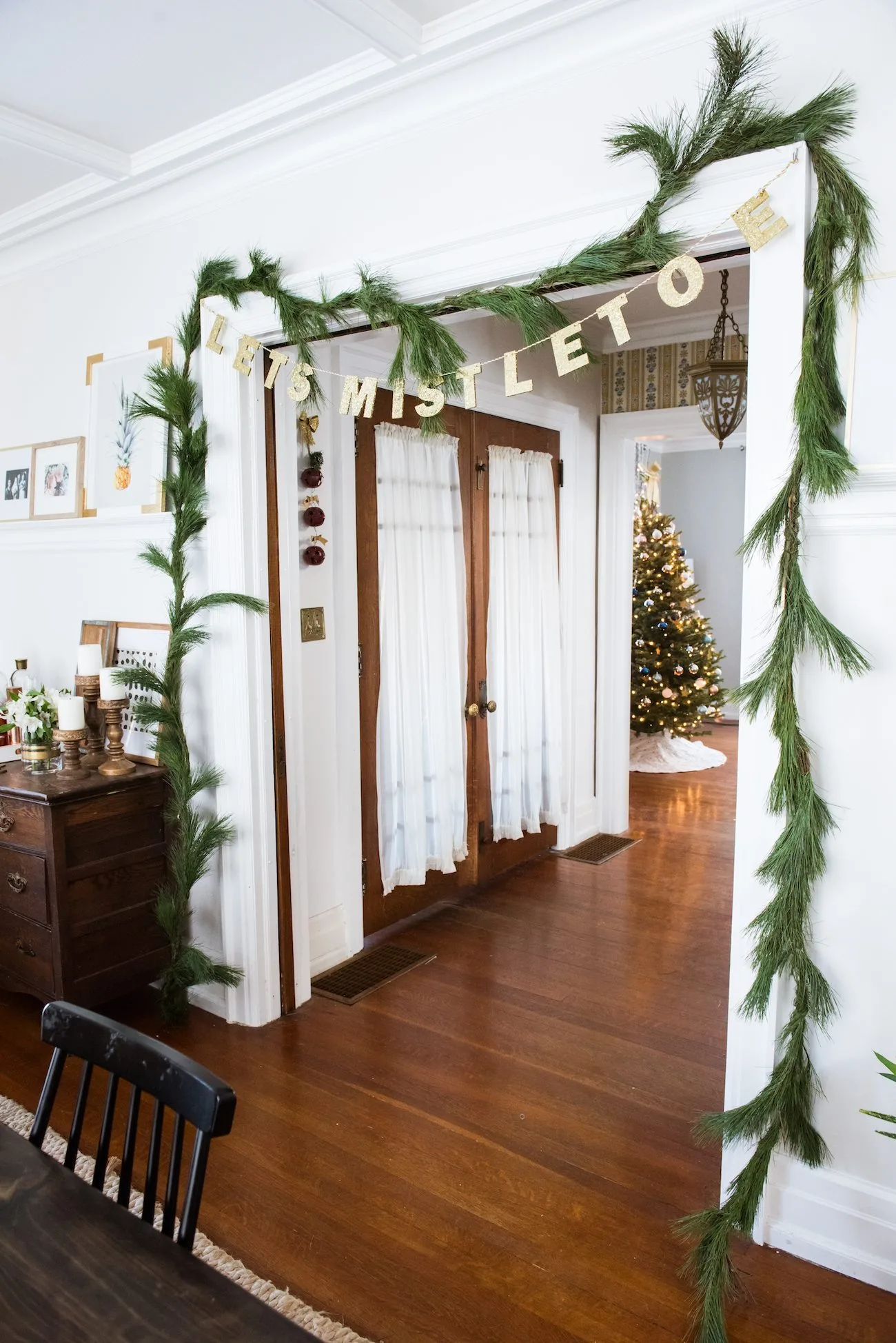Dining Room Christmas Decor | Decorating for the holidays from @cydconverse