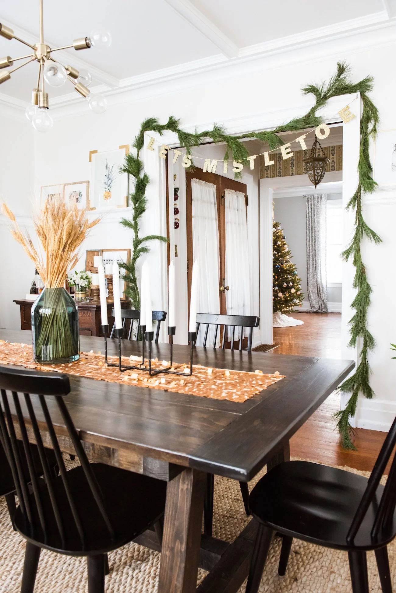 Dining Room Christmas Decor | Decorating for the holidays from @cydconverse