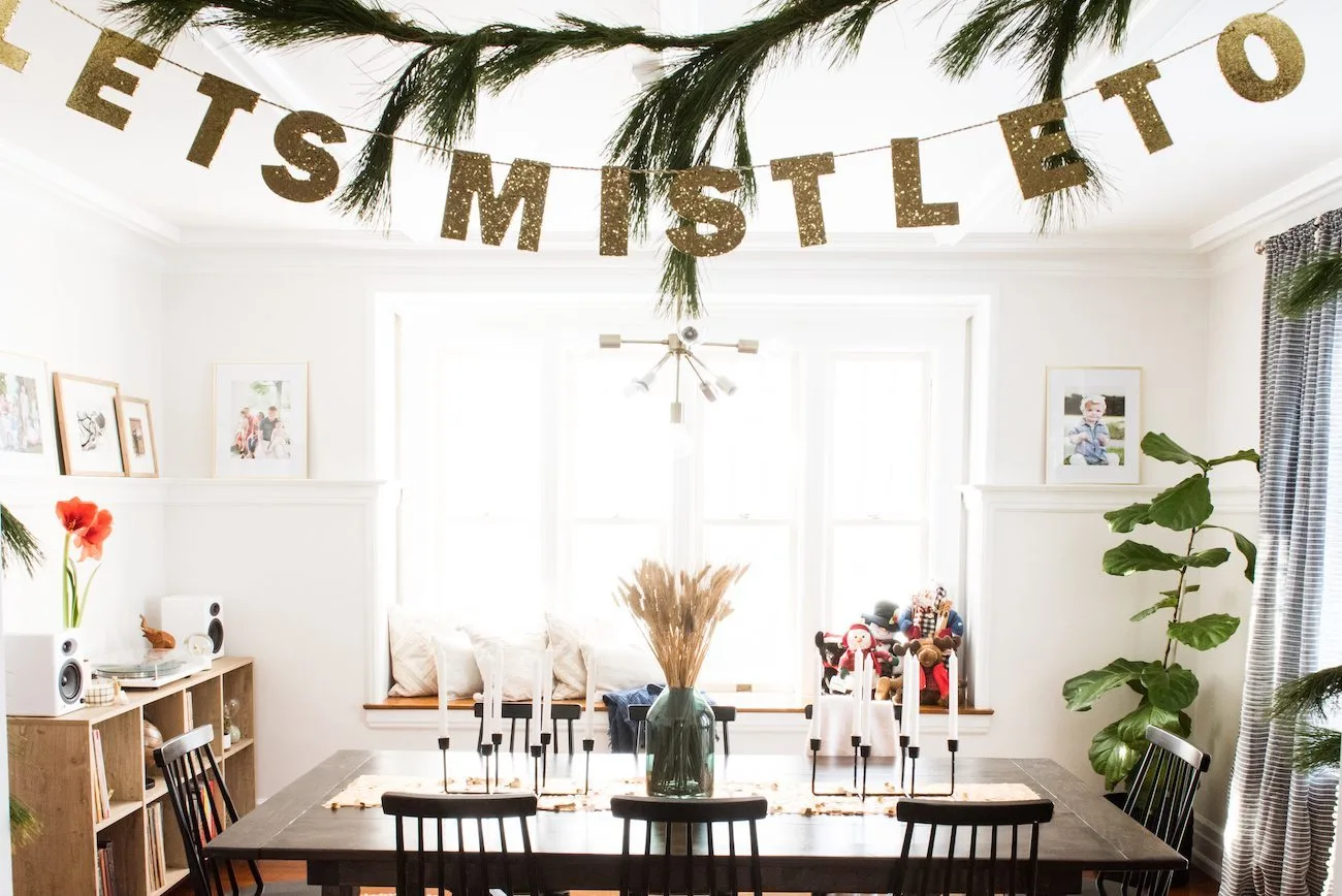 Dining Room Christmas Decor | Decorating for the holidays from @cydconverse