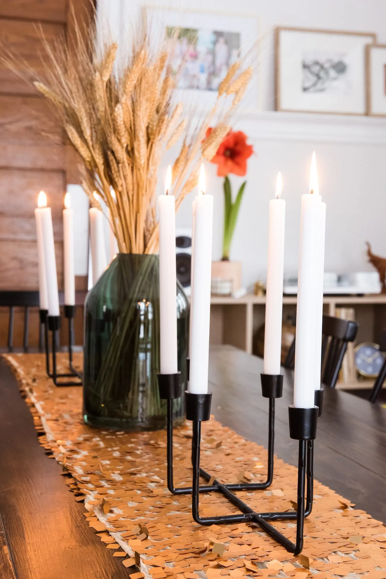 Dining Room Christmas Decor | Decorating for the holidays from @cydconverse