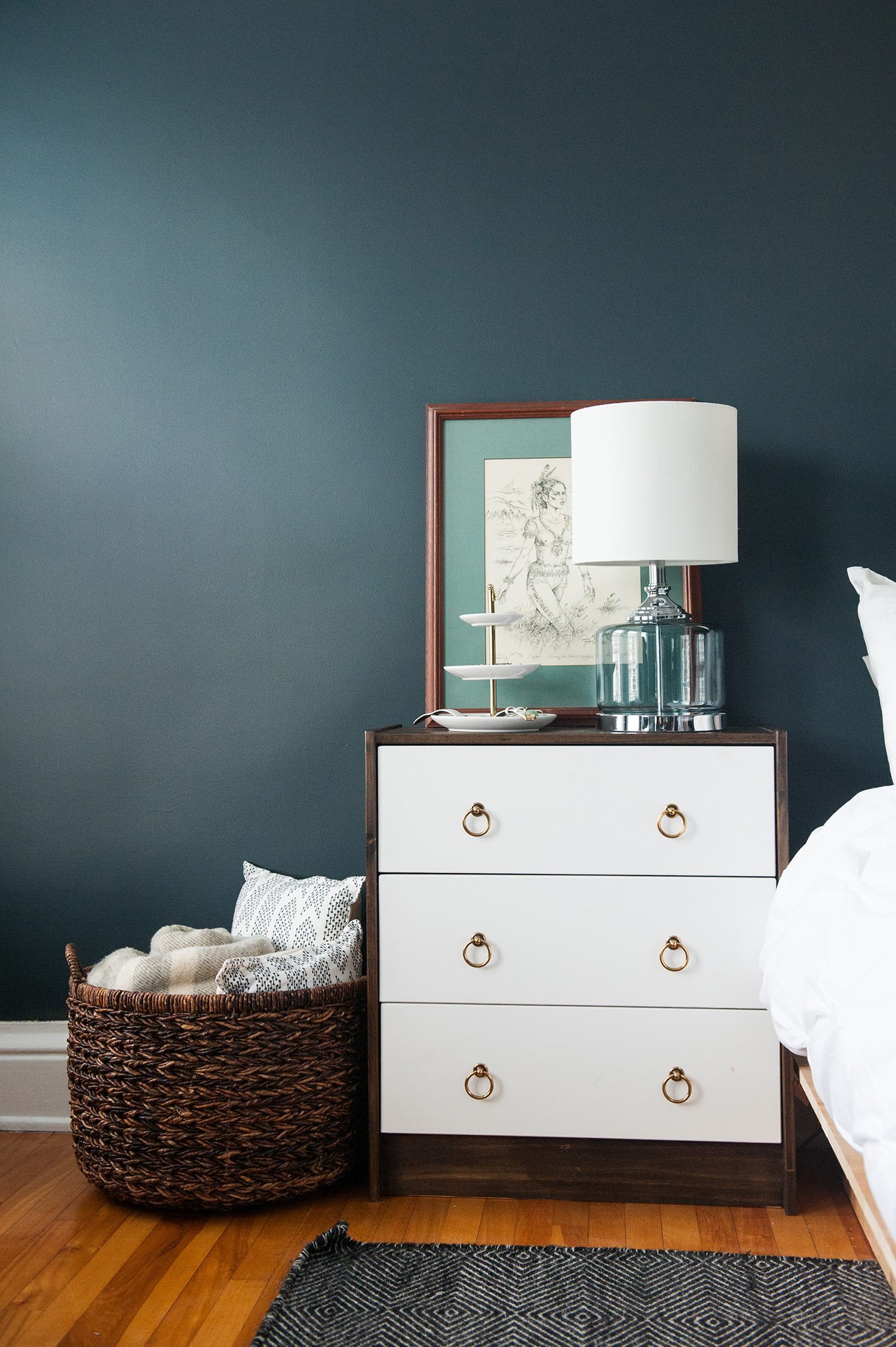 Small Nightstand Designs That Fit In Tiny Bedrooms