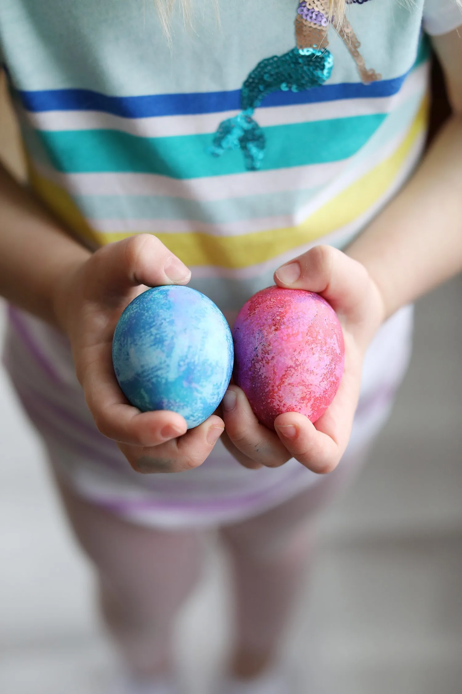 Tips for throwing a colorful kid-friendly Easter egg decorating party! Visit @cydconverse for party ideas, entertaining tips, party recipes and more!