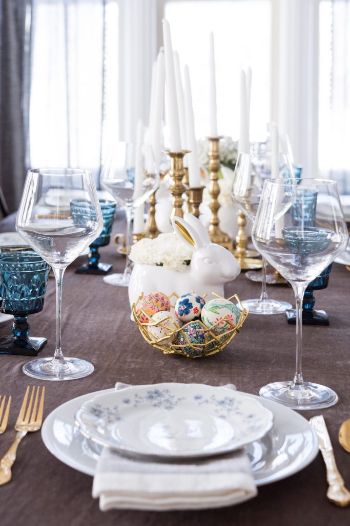 A Modern Elegant Easter Dinner Table | Click through to visit @cydconverse for Easter recipes, entertaining tips, party ideas, Easter recipes and more!