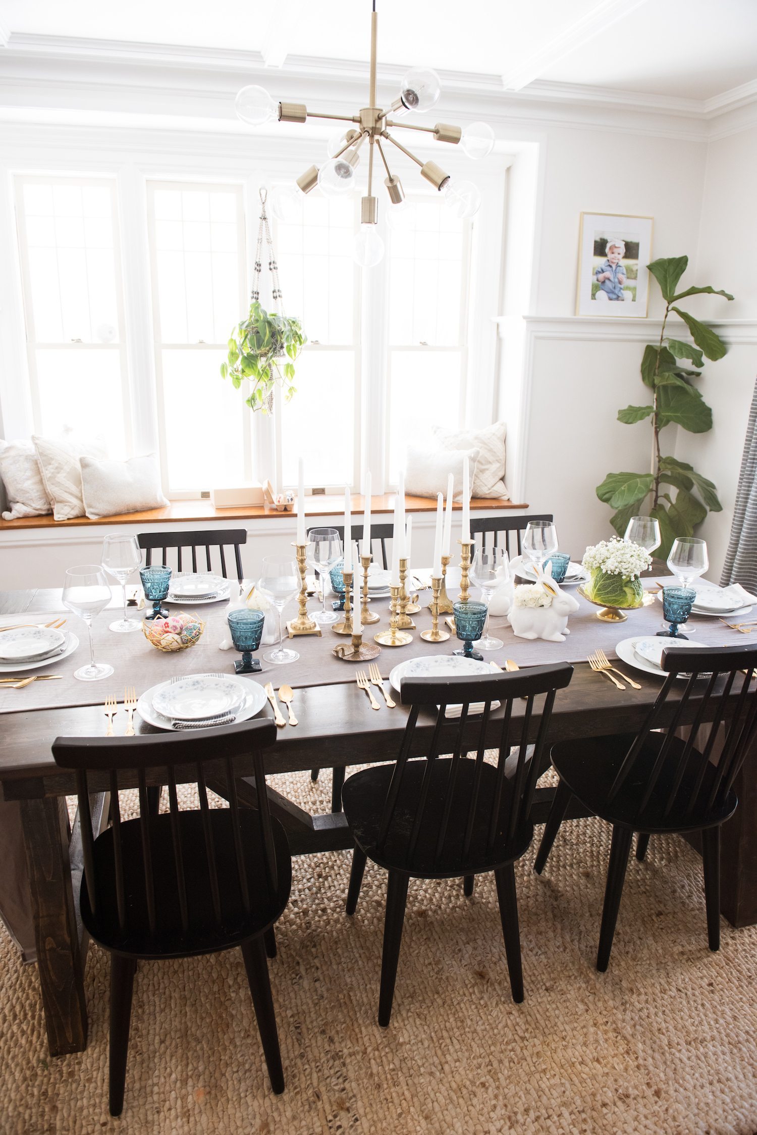 A Modern Elegant Easter Dinner Table | Click through to visit @cydconverse for Easter recipes, entertaining tips, party ideas, Easter recipes and more!