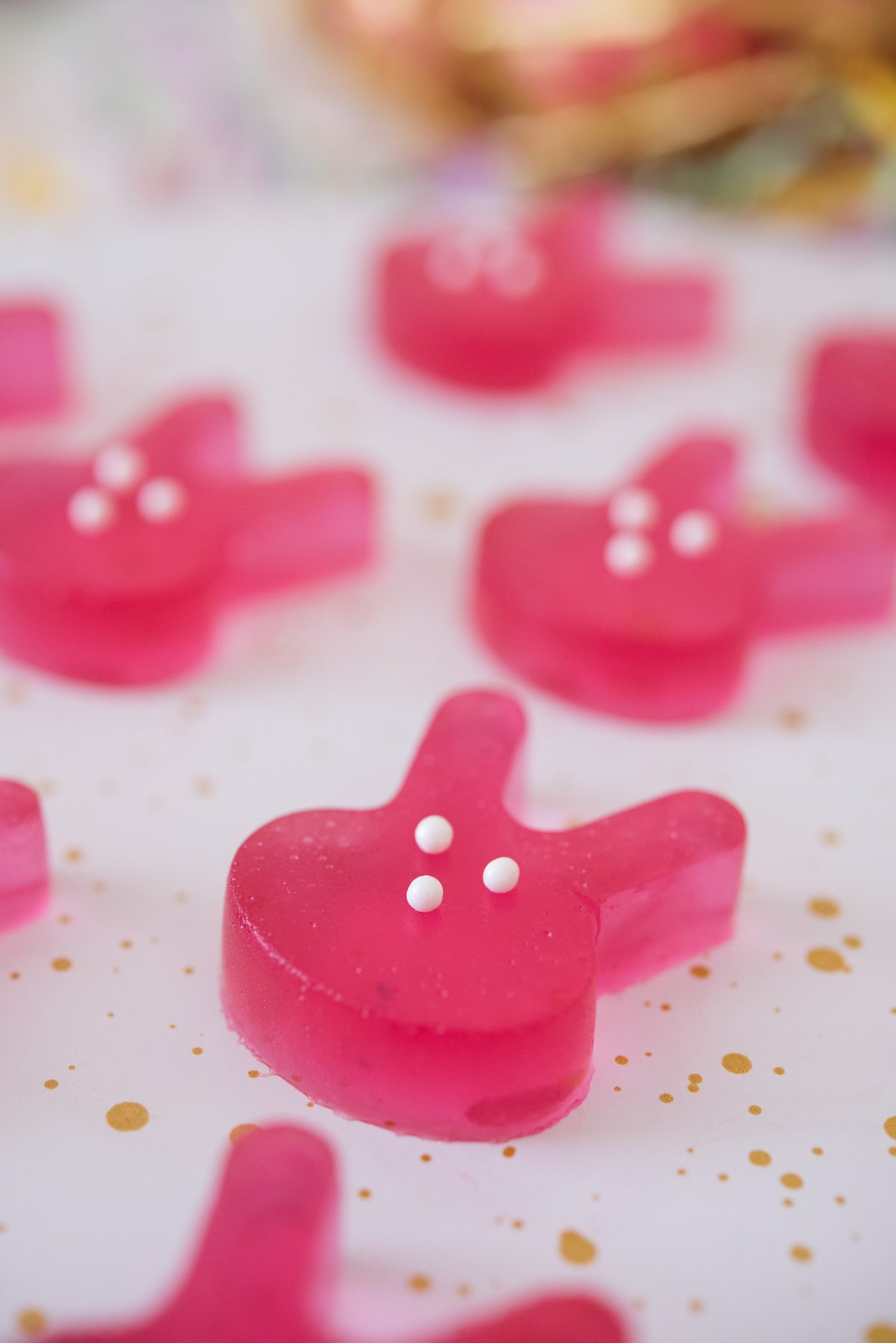 Easter Bunny Jello Shots | Rosé Jello Shots | Click through for super fun cocktail recipe party ideas, holiday cocktails and more from @cydconverse
