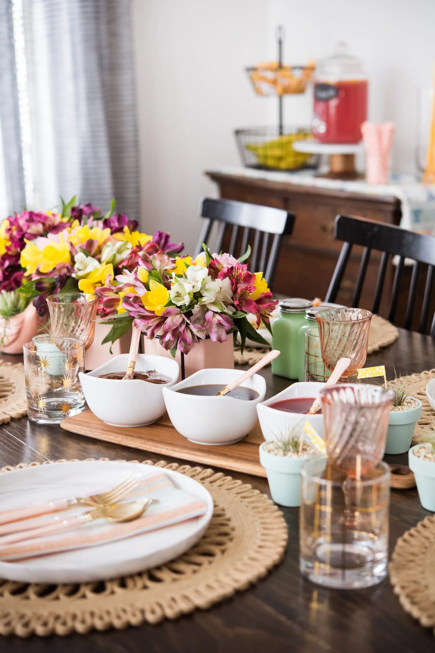 Click through for details on creating a perfectly festive and fresh spring brunch table! Perfect for Easter, Mother's Day, bridal showers and more please loads of additional entertaining tips, party ideas, recipes and more from @cydconverse