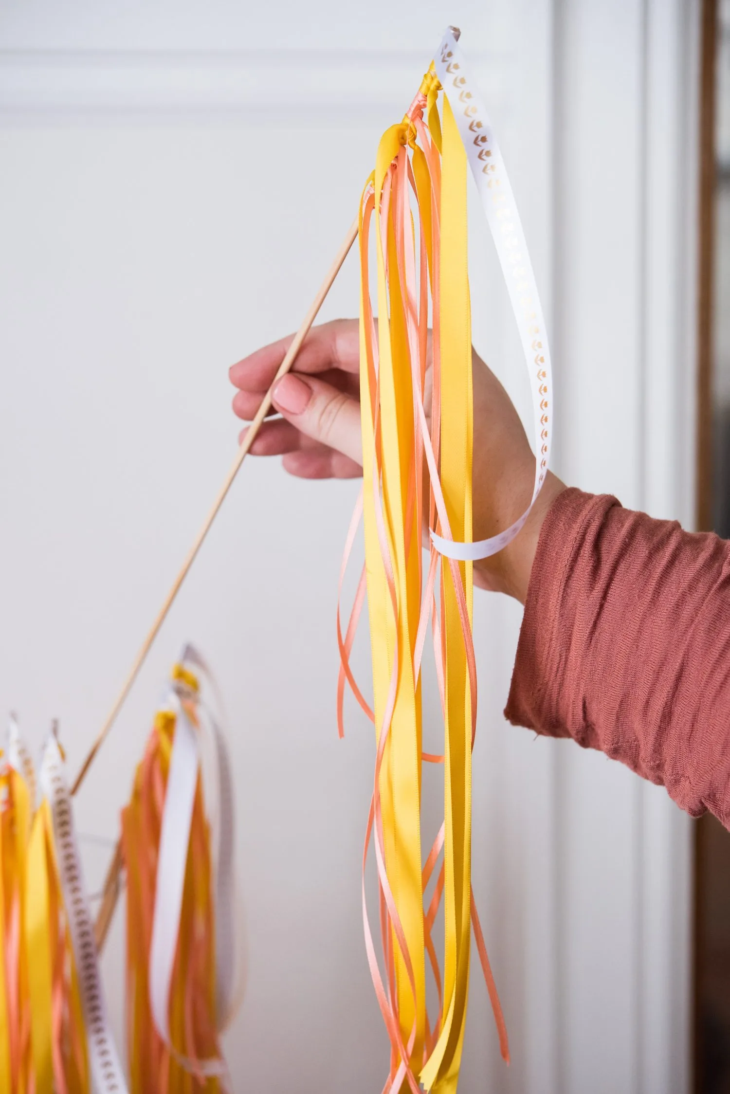 Click through for details on creating a perfectly festive and fresh spring brunch table! Perfect for Easter, Mother's Day, bridal showers and more please loads of additional entertaining tips, party ideas, recipes and more from @cydconverse