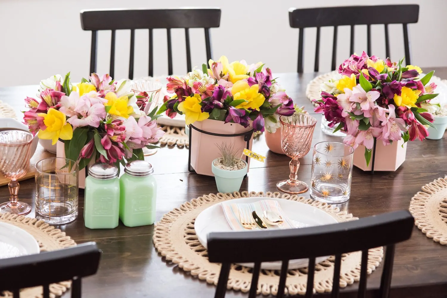 Click through for details on creating a perfectly festive and fresh spring brunch table! Perfect for Easter, Mother's Day, bridal showers and more please loads of additional entertaining tips, party ideas, recipes and more from @cydconverse