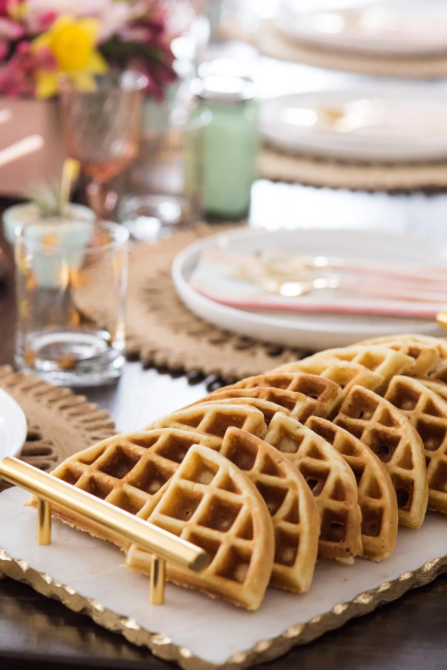 Click through for details on creating a perfectly festive and fresh spring brunch table! Perfect for Easter, Mother's Day, bridal showers and more please loads of additional entertaining tips, party ideas, recipes and more from @cydconverse