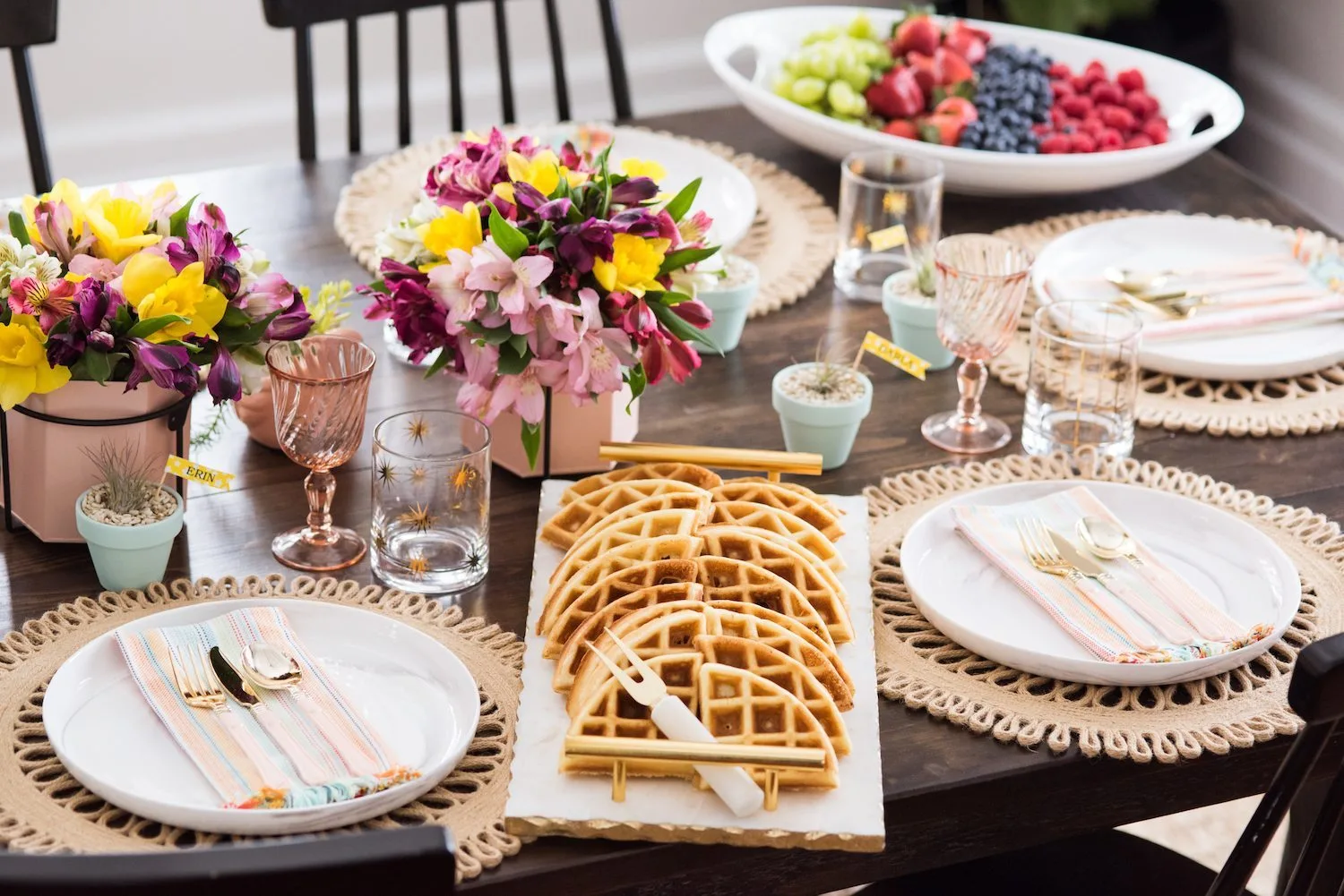 Click through for details on creating a perfectly festive and fresh spring brunch table! Perfect for Easter, Mother's Day, bridal showers and more please loads of additional entertaining tips, party ideas, recipes and more from @cydconverse