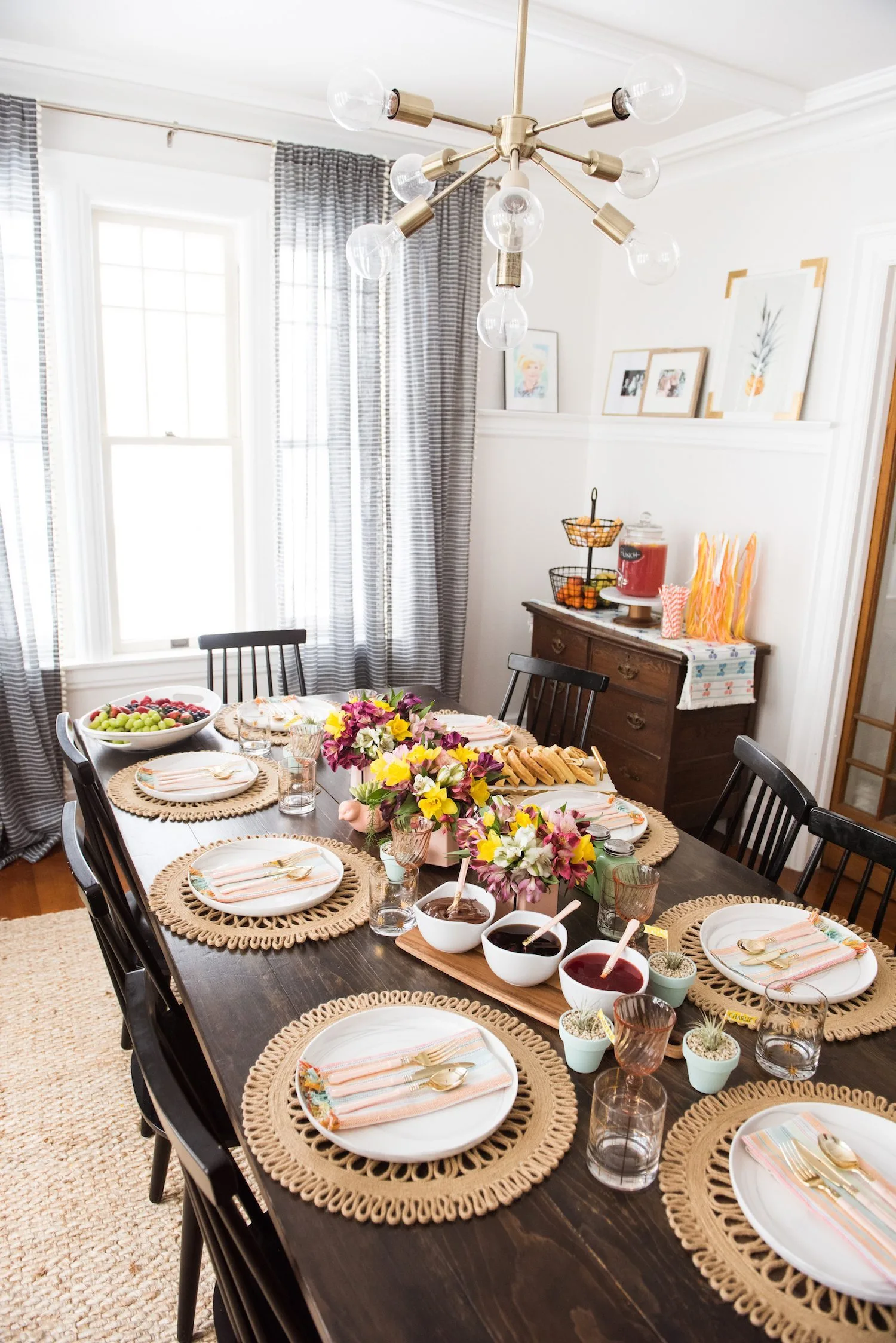 Click through for details on creating a perfectly festive and fresh spring brunch table! Perfect for Easter, Mother's Day, bridal showers and more please loads of additional entertaining tips, party ideas, recipes and more from @cydconverse