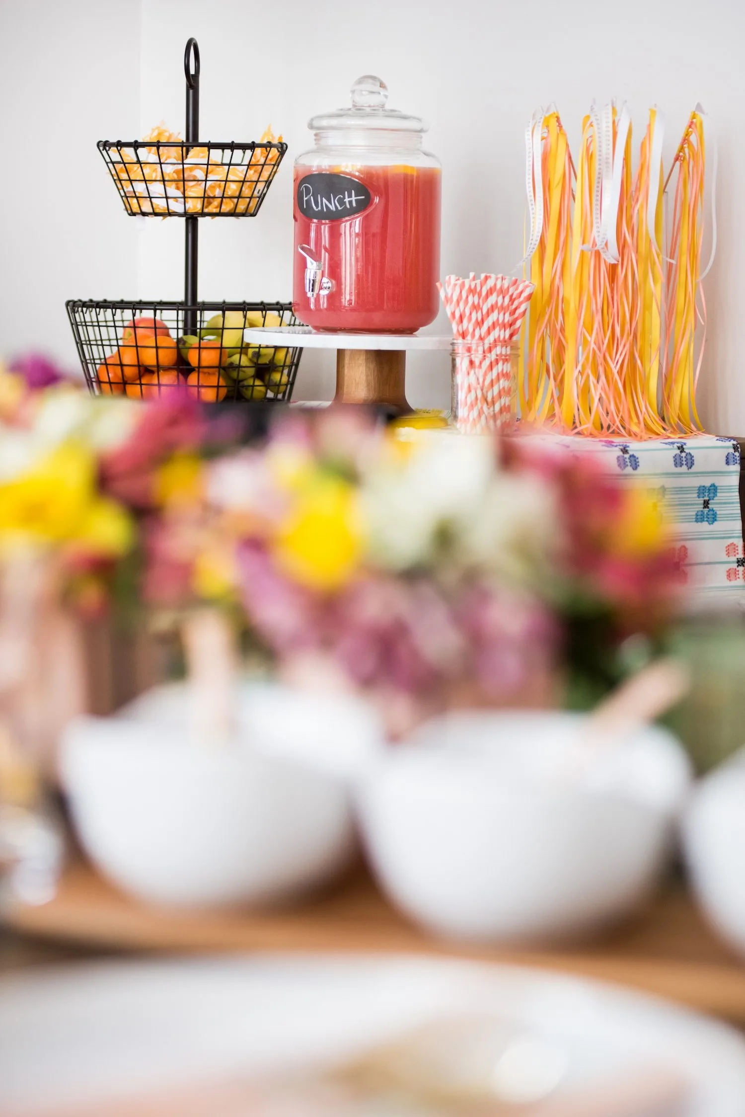 Click through for details on creating a perfectly festive and fresh spring brunch table! Perfect for Easter, Mother's Day, bridal showers and more please loads of additional entertaining tips, party ideas, recipes and more from @cydconverse