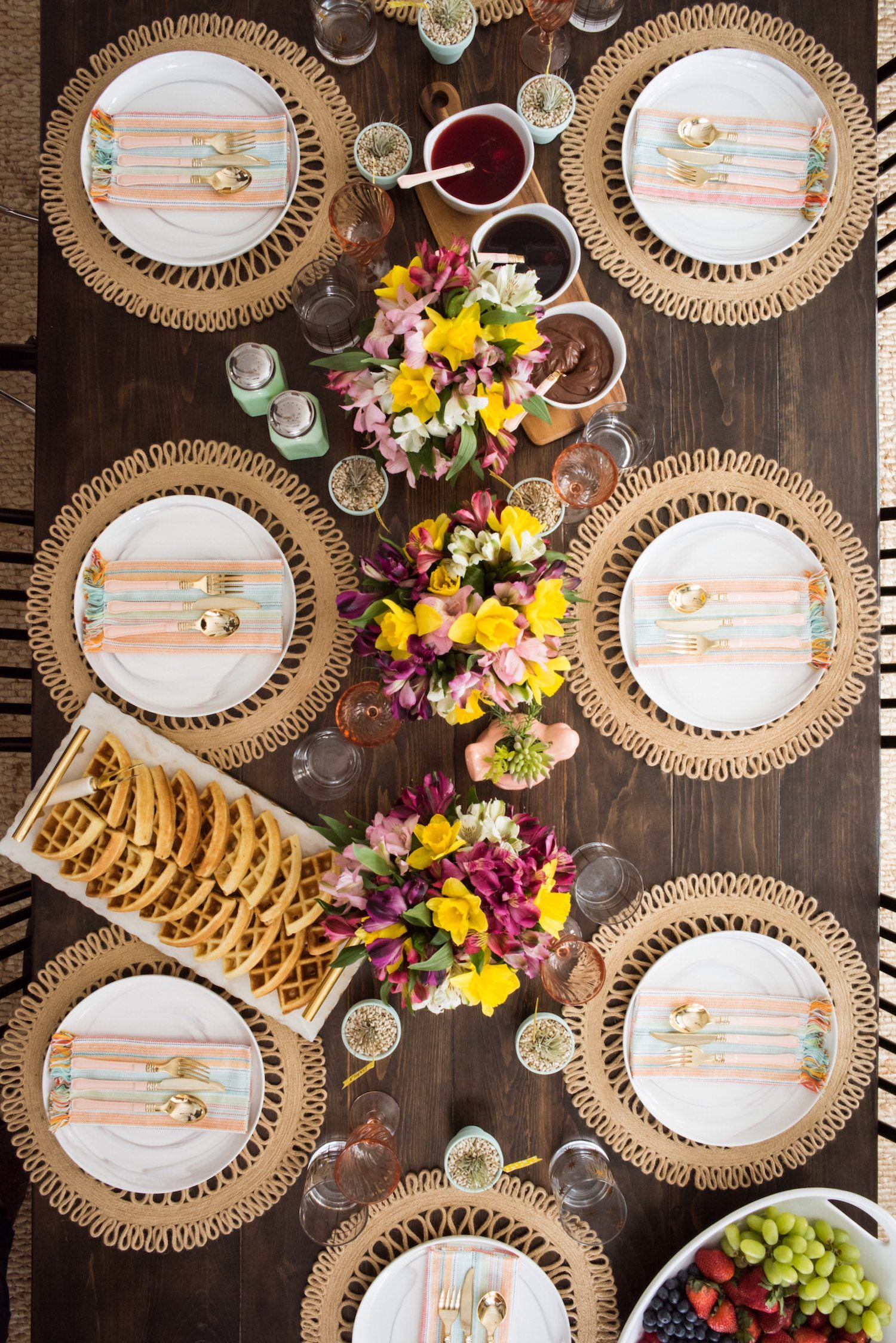 Click through for details on creating a perfectly festive and fresh spring brunch table! Perfect for Easter, Mother's Day, bridal showers and more please loads of additional entertaining tips, party ideas, recipes and more from @cydconverse