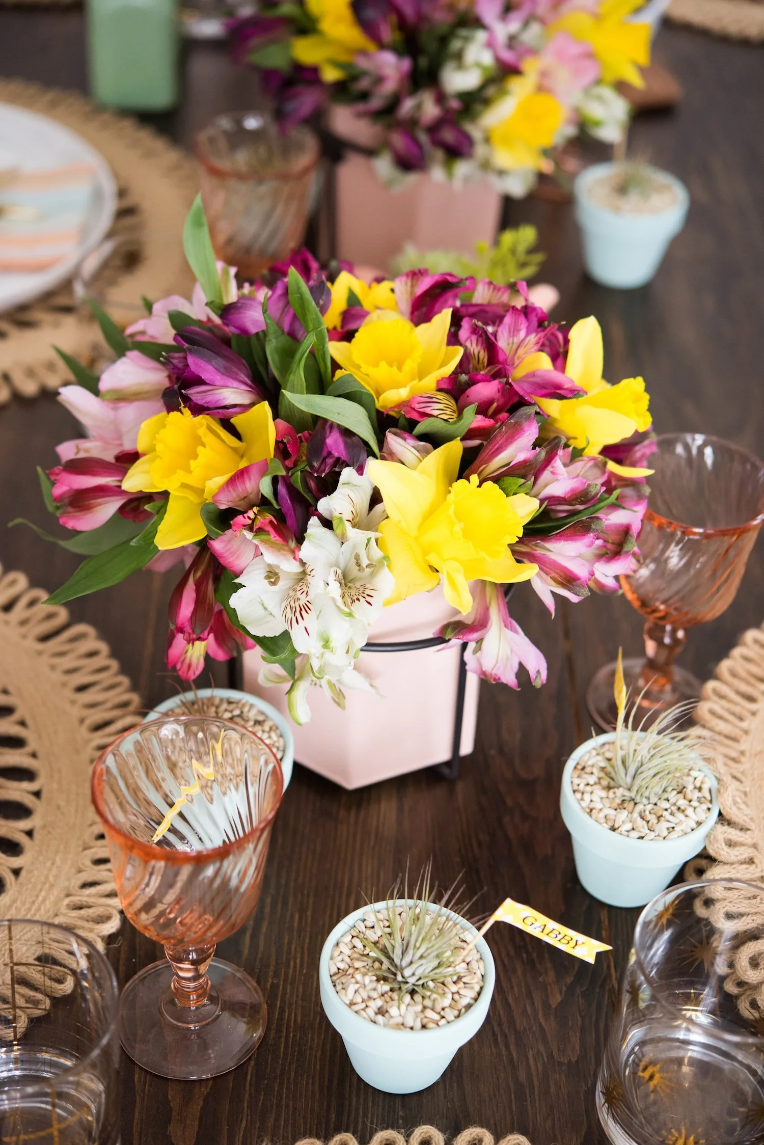 Click through for details on creating a perfectly festive and fresh spring brunch table! Perfect for Easter, Mother's Day, bridal showers and more please loads of additional entertaining tips, party ideas, recipes and more from @cydconverse