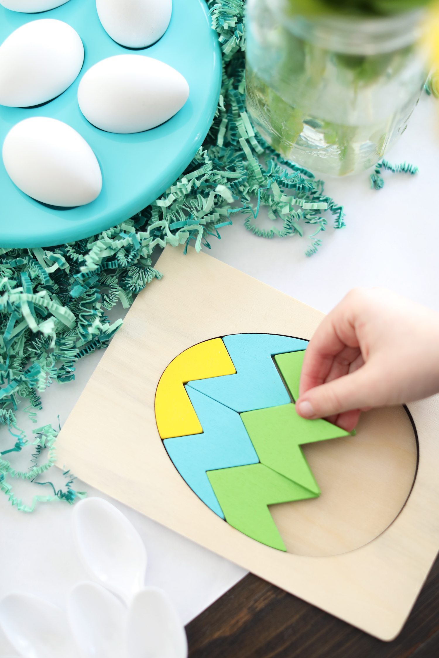 Tips for throwing a colorful kid-friendly Easter egg decorating party! Visit @cydconverse for party ideas, entertaining tips, party recipes and more!