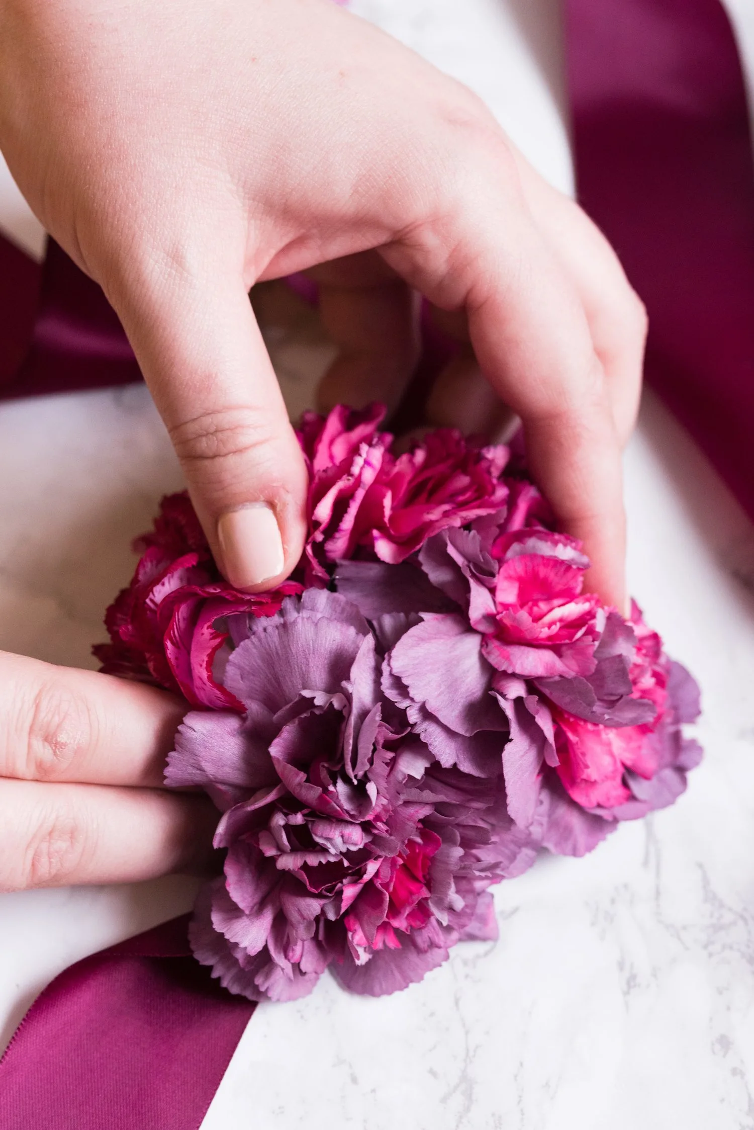 Make Mom feel like a queen with the prettiest DIY floral wrist corsages! Get the tutorial plus loads of entertaining tips and party ideas from @cydconverse