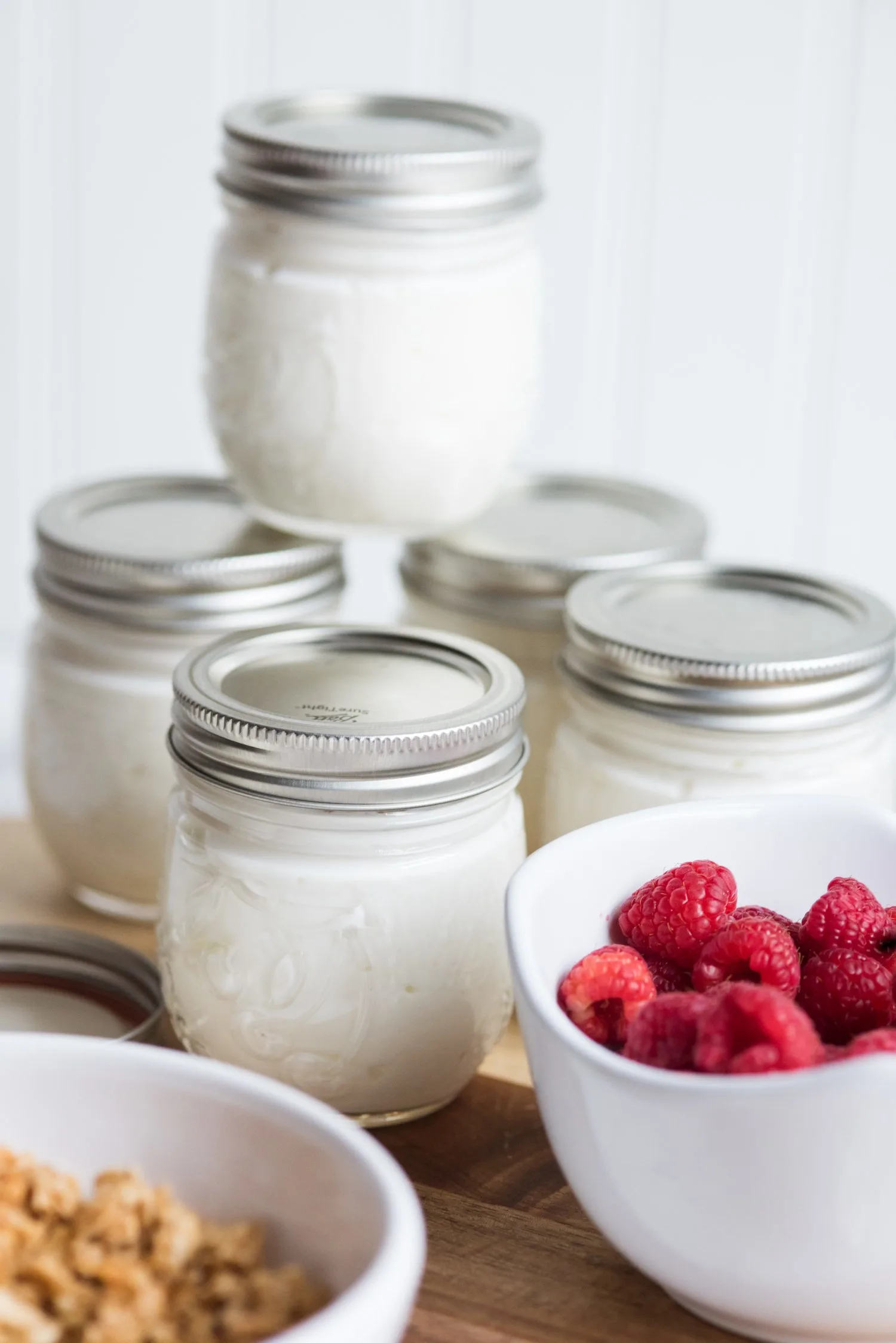 Easy Breakfast To-Go Jars | Click through to check out fun recipes, entertaining tips, party ideas, cocktail recipes and more from @cydconverse