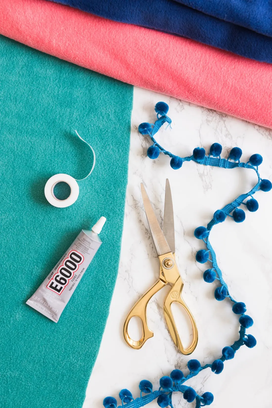 How to make a no-sew blanket! Find the tutorial for these colorful pom pom picnic blankets from @cydconverse! | Click through for more fun summer ideas, entertaining tips, party ideas, recipes, crafts and more!