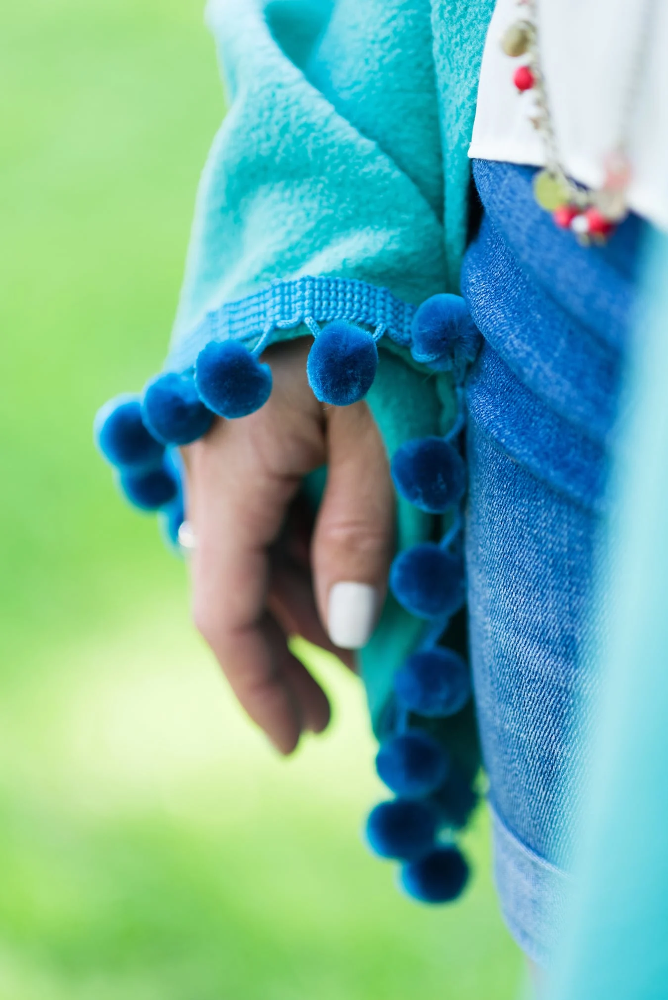 How to make a no-sew blanket! Find the tutorial for these colorful pom pom picnic blankets from @cydconverse! | Click through for more fun summer ideas, entertaining tips, party ideas, recipes, crafts and more!