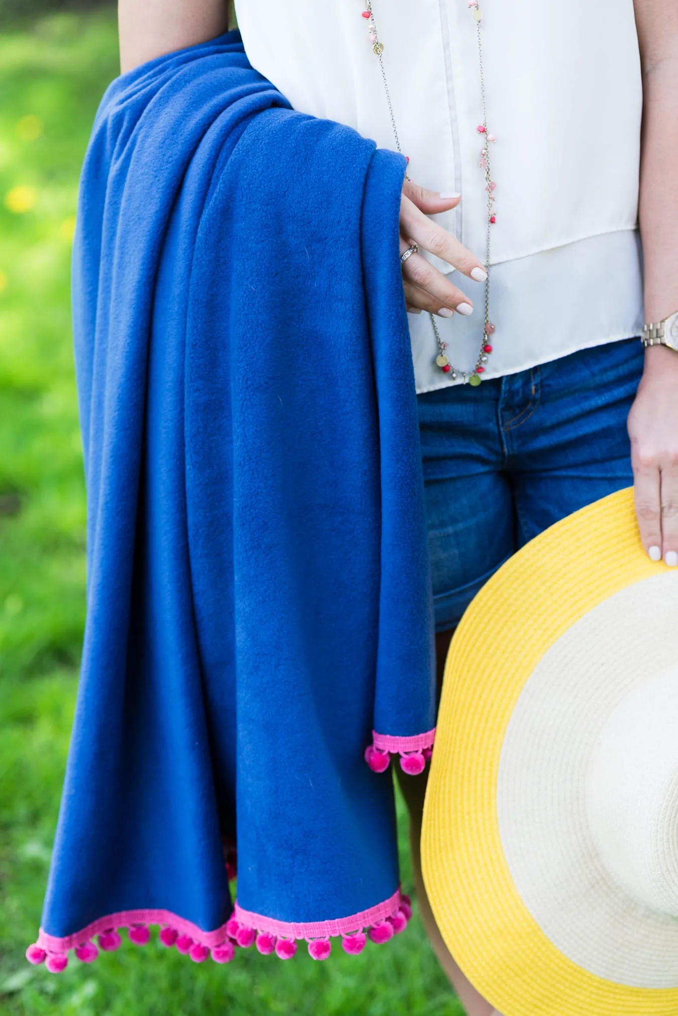 How to make a no-sew blanket! Find the tutorial for these colorful pom pom picnic blankets from @cydconverse! | Click through for more fun summer ideas, entertaining tips, party ideas, recipes, crafts and more!