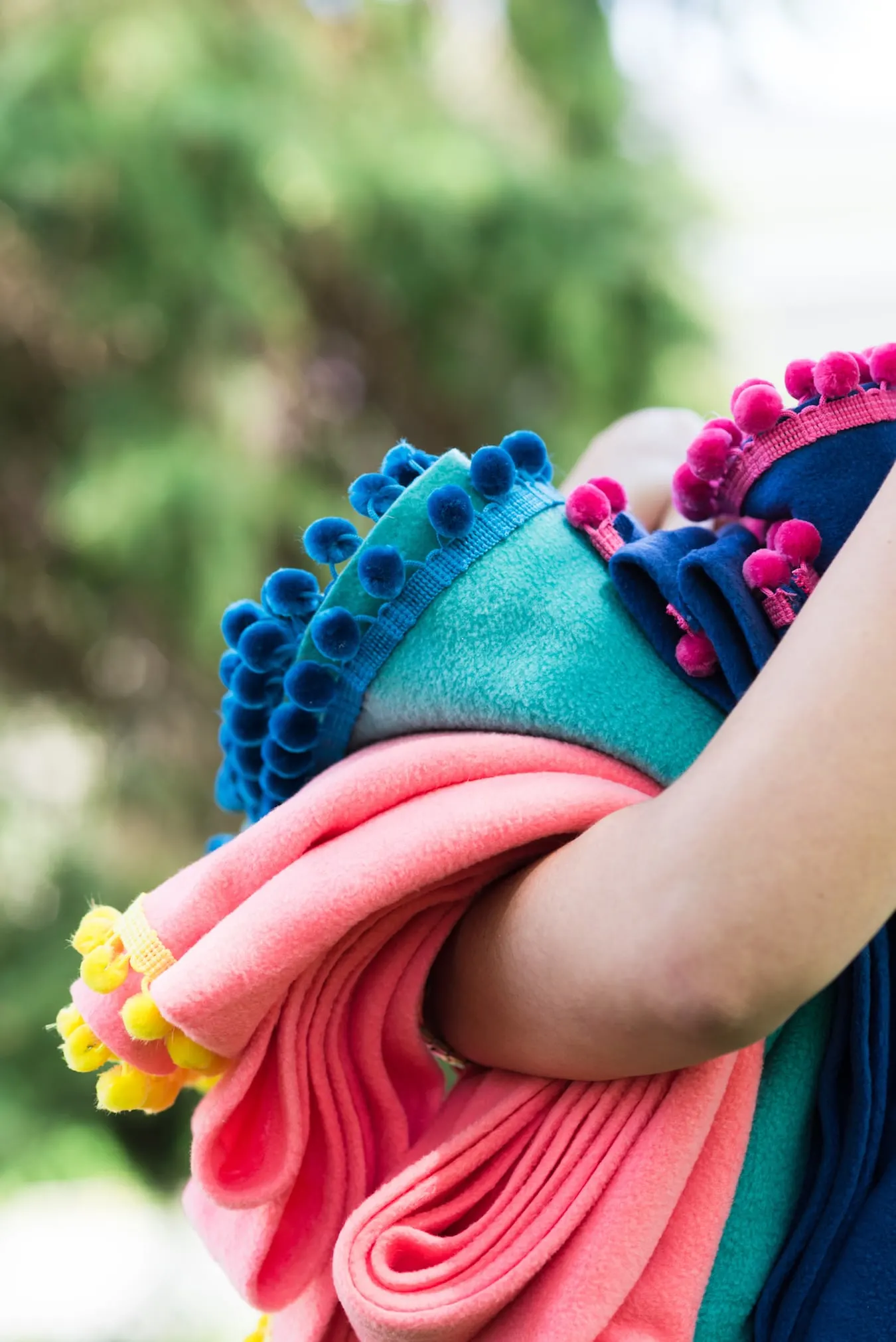 How to make a no-sew blanket! Find the tutorial for these colorful pom pom picnic blankets from @cydconverse! | Click through for more fun summer ideas, entertaining tips, party ideas, recipes, crafts and more!