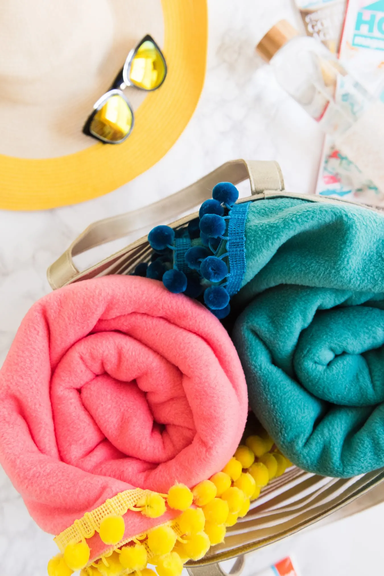 How to make a no-sew blanket! Find the tutorial for these colorful pom pom picnic blankets from @cydconverse! | Click through for more fun summer ideas, entertaining tips, party ideas, recipes, crafts and more!