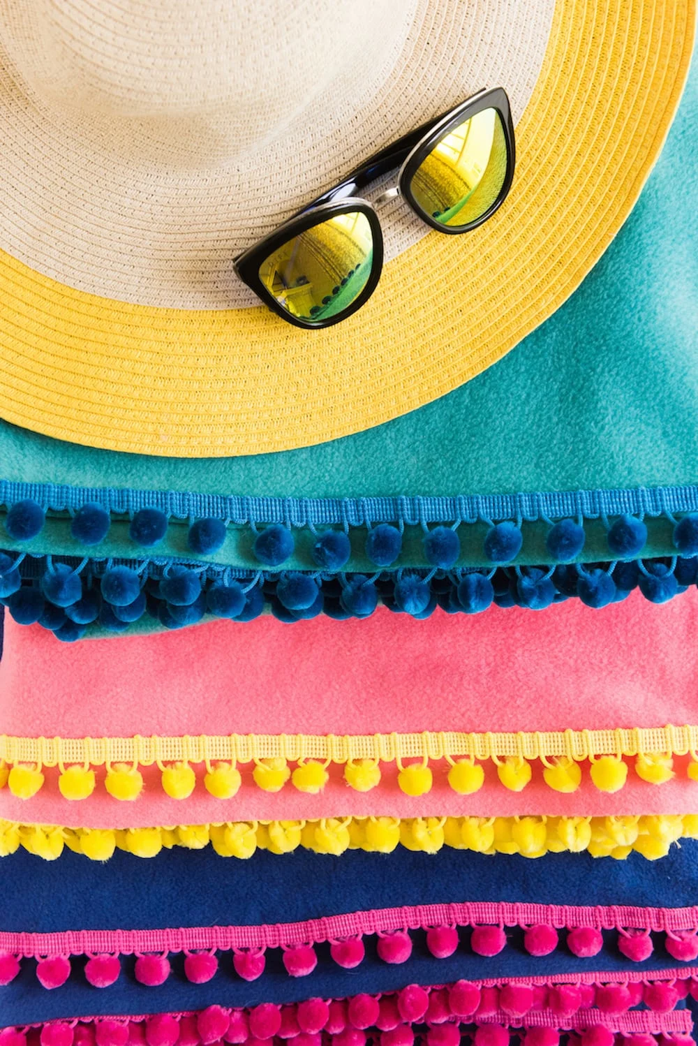 How to make a no-sew blanket! Find the tutorial for these colorful pom pom picnic blankets from @cydconverse! | Click through for more fun summer ideas, entertaining tips, party ideas, recipes, crafts and more!