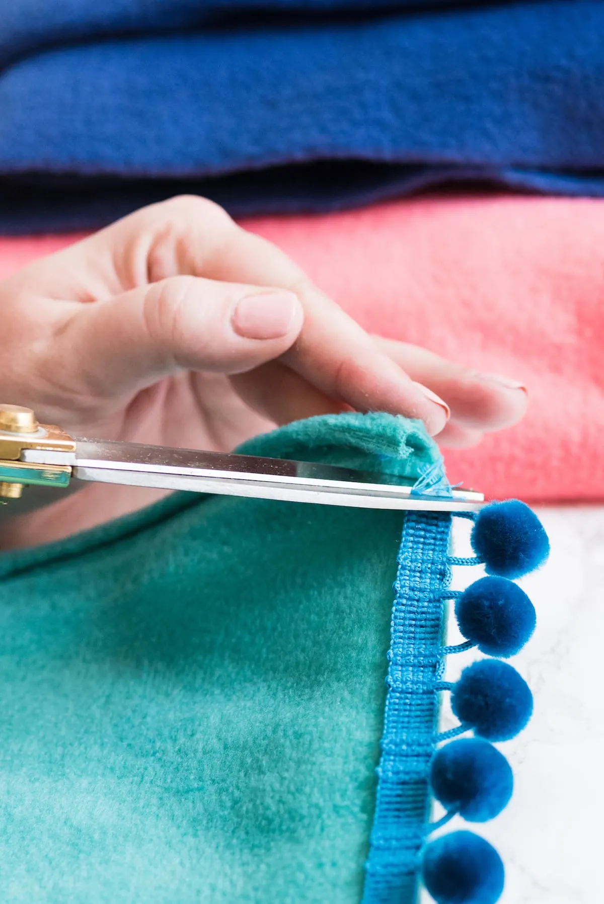 How to make a no-sew blanket! Find the tutorial for these colorful pom pom picnic blankets from @cydconverse! | Click through for more fun summer ideas, entertaining tips, party ideas, recipes, crafts and more!