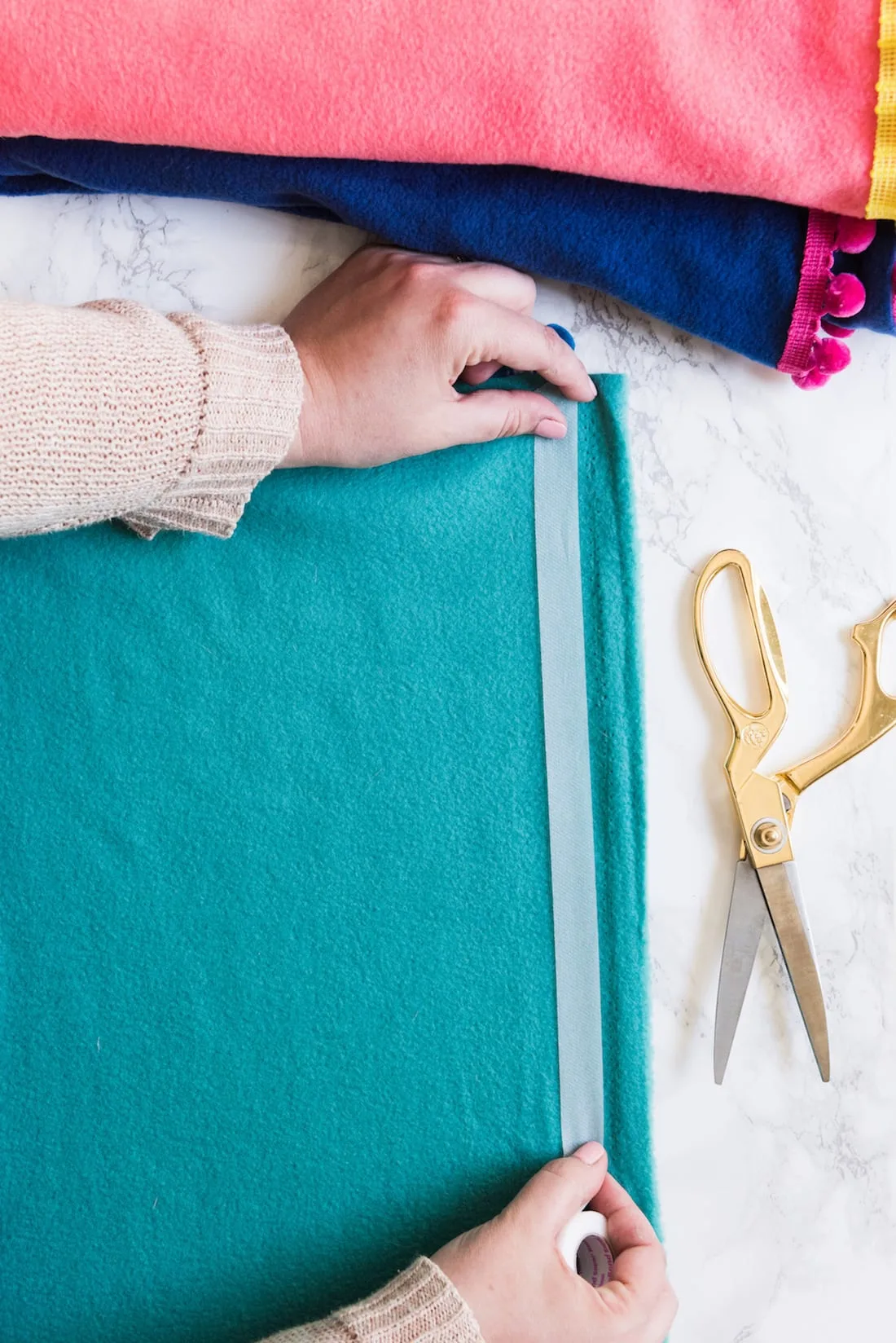 How to make a no-sew blanket! Find the tutorial for these colorful pom pom picnic blankets from @cydconverse! | Click through for more fun summer ideas, entertaining tips, party ideas, recipes, crafts and more!