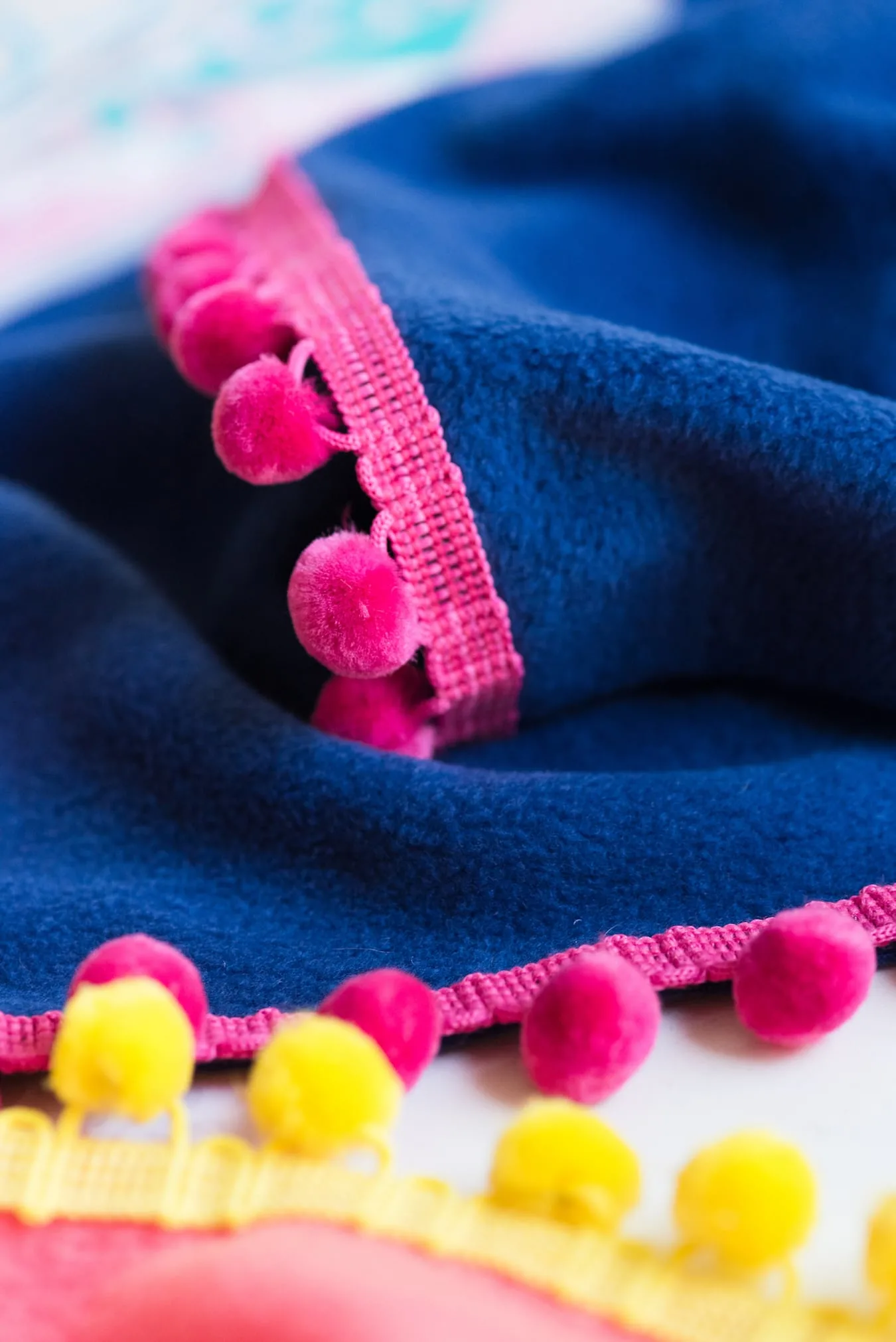 How to make a no-sew blanket! Find the tutorial for these colorful pom pom picnic blankets from @cydconverse! | Click through for more fun summer ideas, entertaining tips, party ideas, recipes, crafts and more!