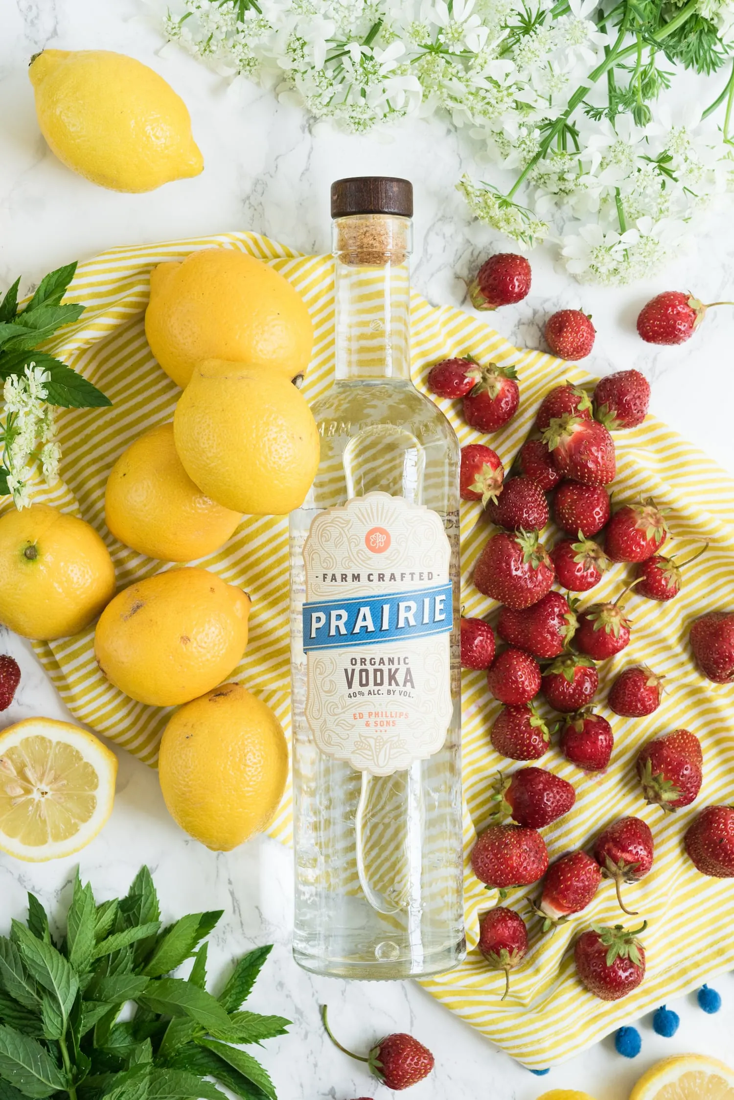 Click through for this farm to table inspired strawberry lemonade moscow mule made with fresh homemade strawberry lemonade from @cydconverse