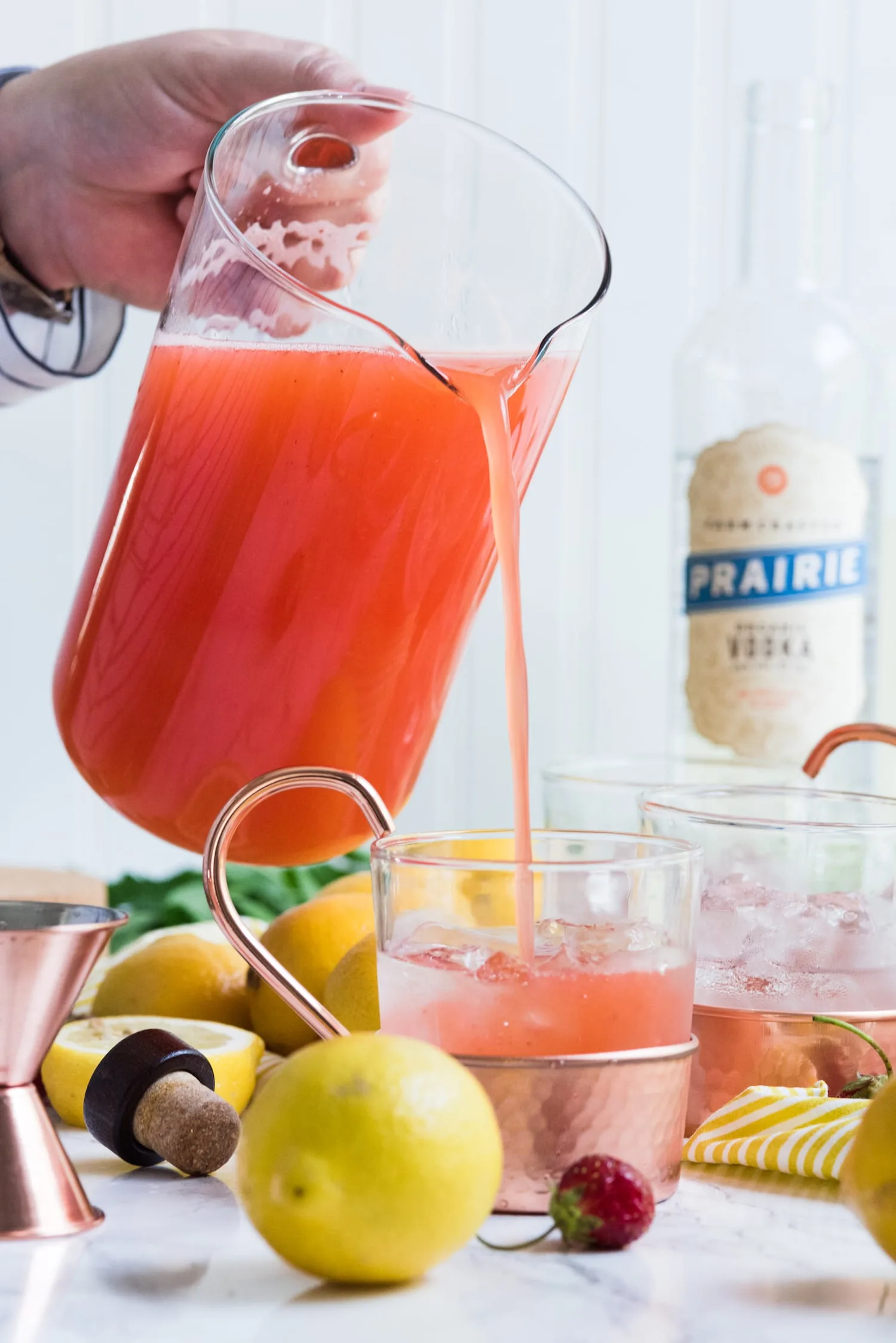 Click through for this farm to table inspired strawberry lemonade moscow mule made with fresh homemade strawberry lemonade from @cydconverse