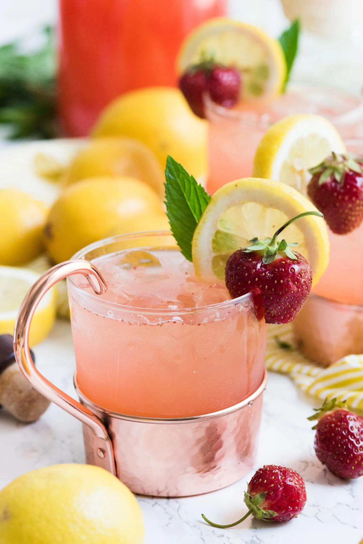 Click through for this farm to table inspired strawberry lemonade moscow mule made with fresh homemade strawberry lemonade from @cydconverse