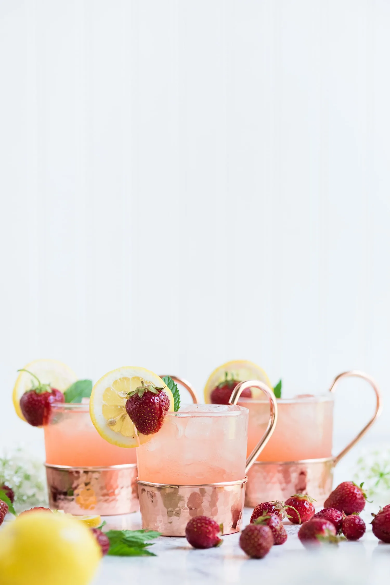 Click through for this farm to table inspired strawberry lemonade moscow mule made with fresh homemade strawberry lemonade from @cydconverse