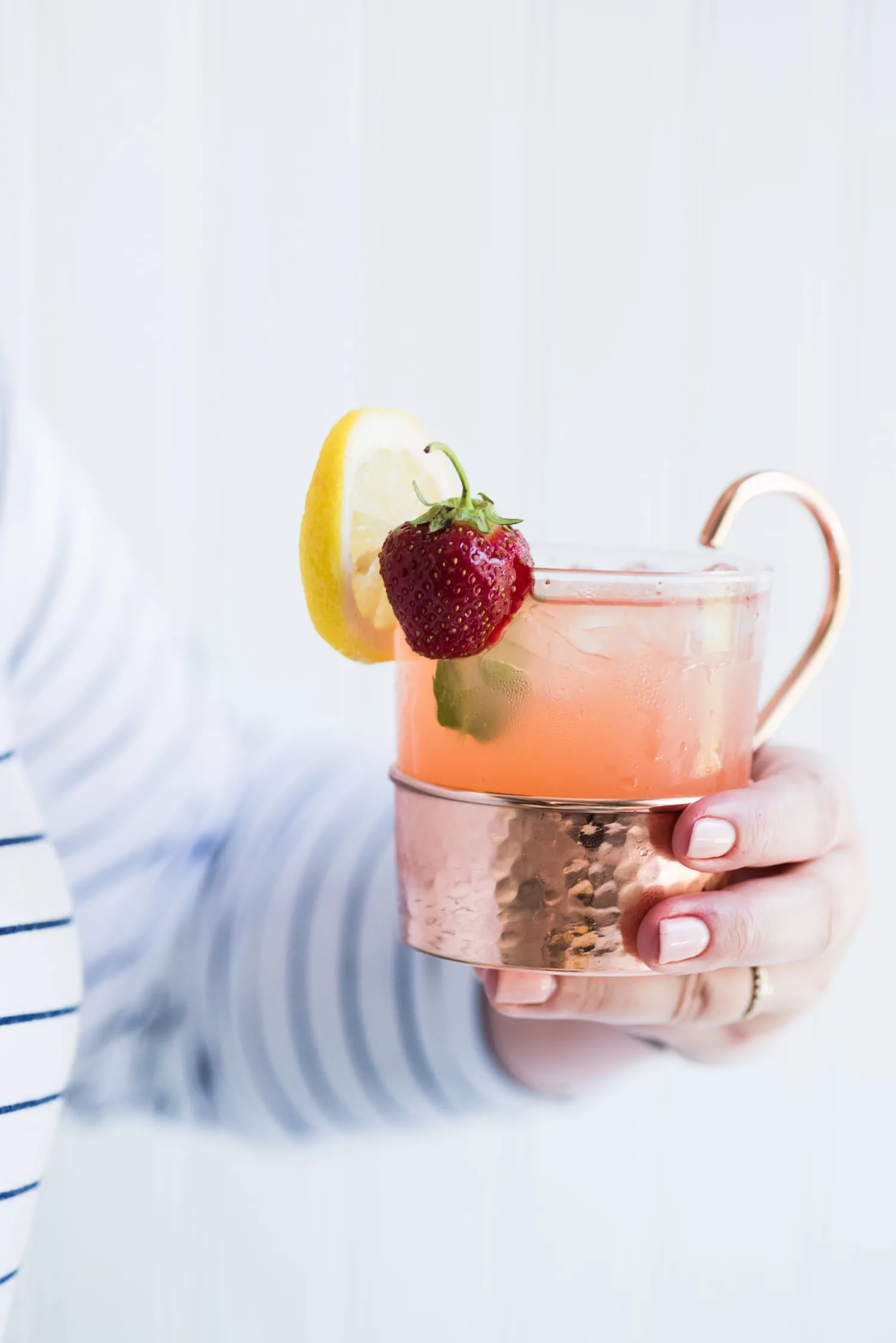 Click through for this farm to table inspired strawberry lemonade moscow mule made with fresh homemade strawberry lemonade from @cydconverse