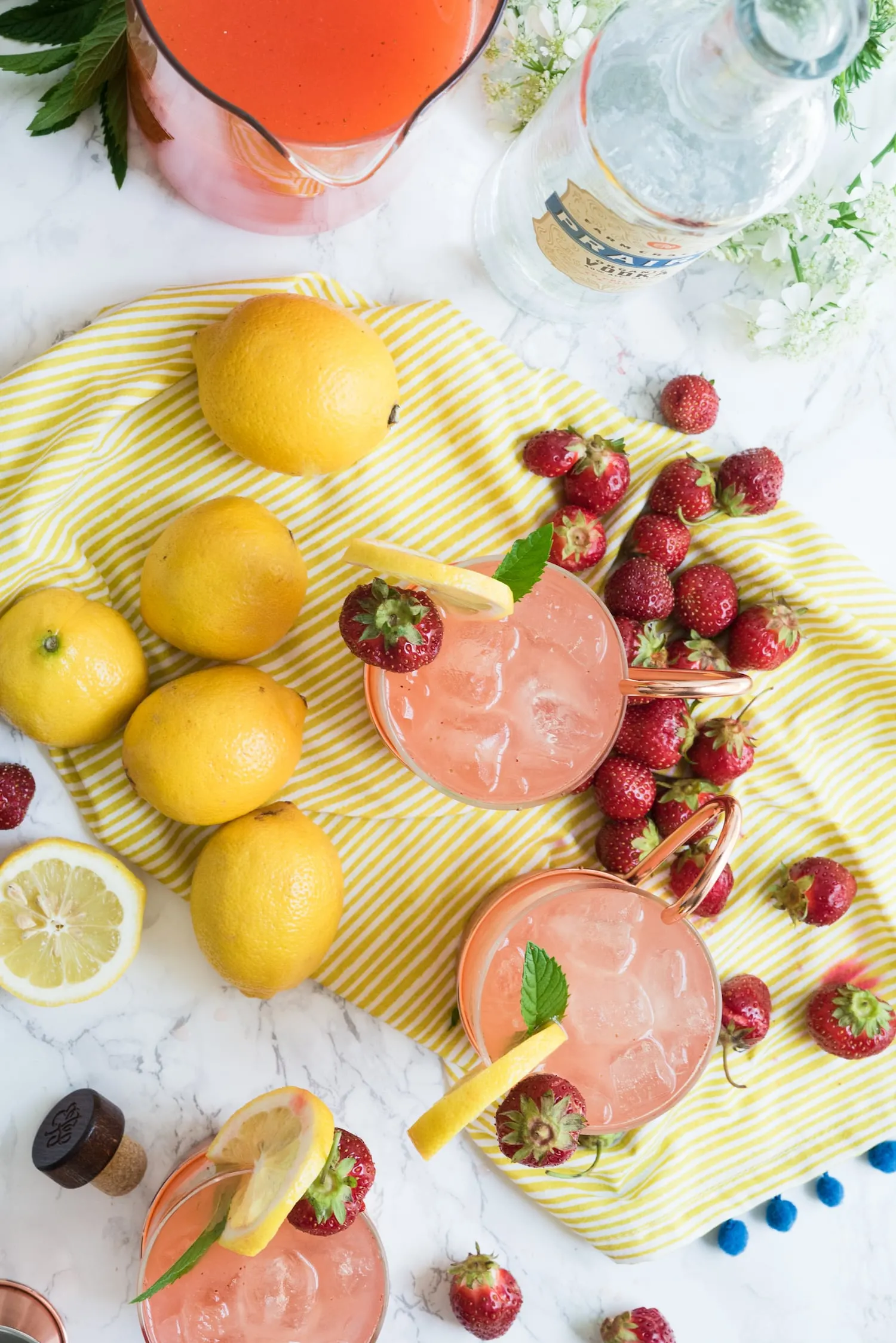 Click through for this farm to table inspired strawberry lemonade moscow mule made with fresh homemade strawberry lemonade from @cydconverse