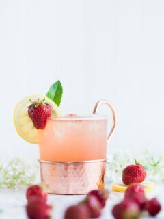 Click through for this farm to table inspired strawberry lemonade moscow mule made with fresh homemade strawberry lemonade from @cydconverse