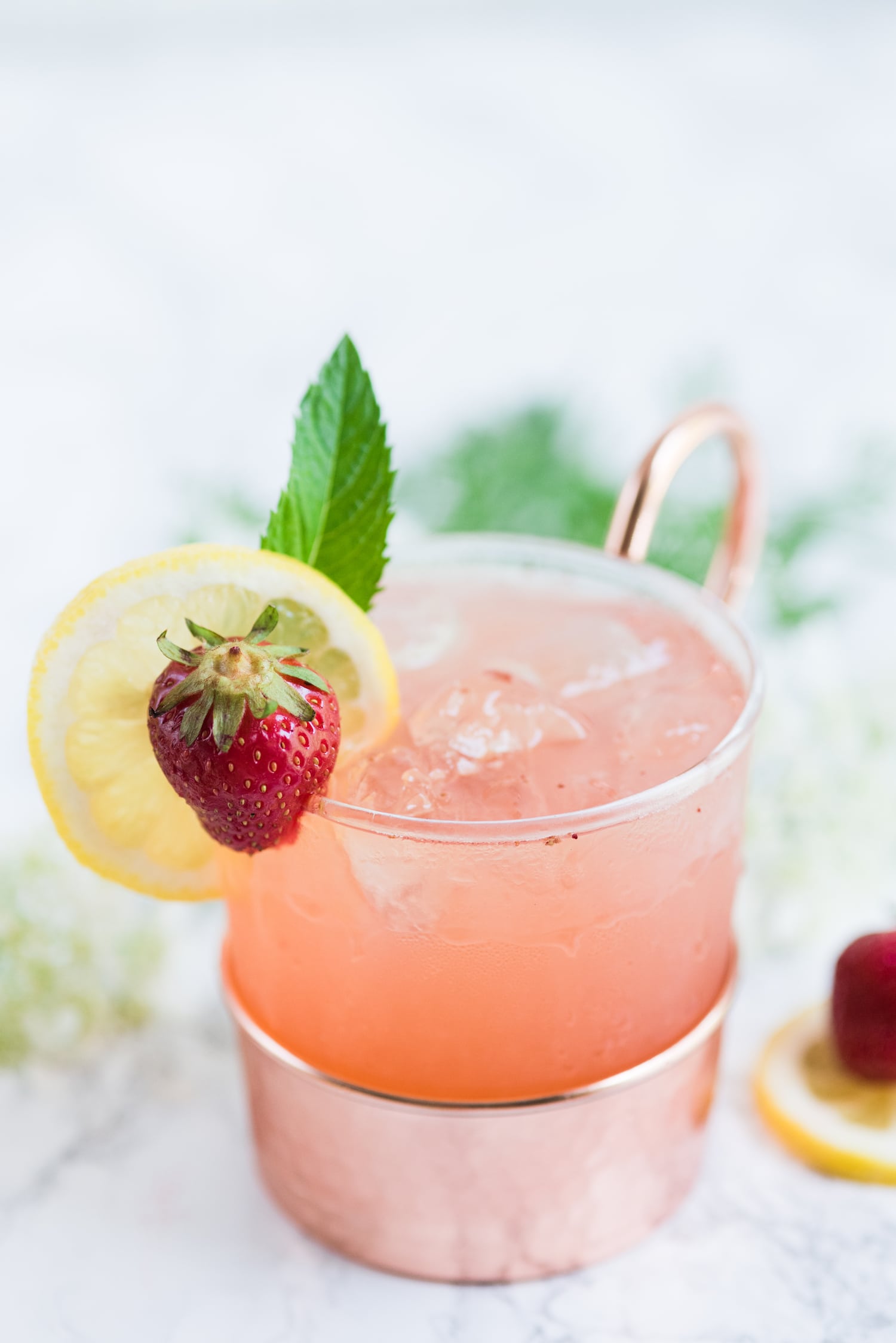 Click through for this farm to table inspired strawberry lemonade moscow mule made with fresh homemade strawberry lemonade from @cydconverse