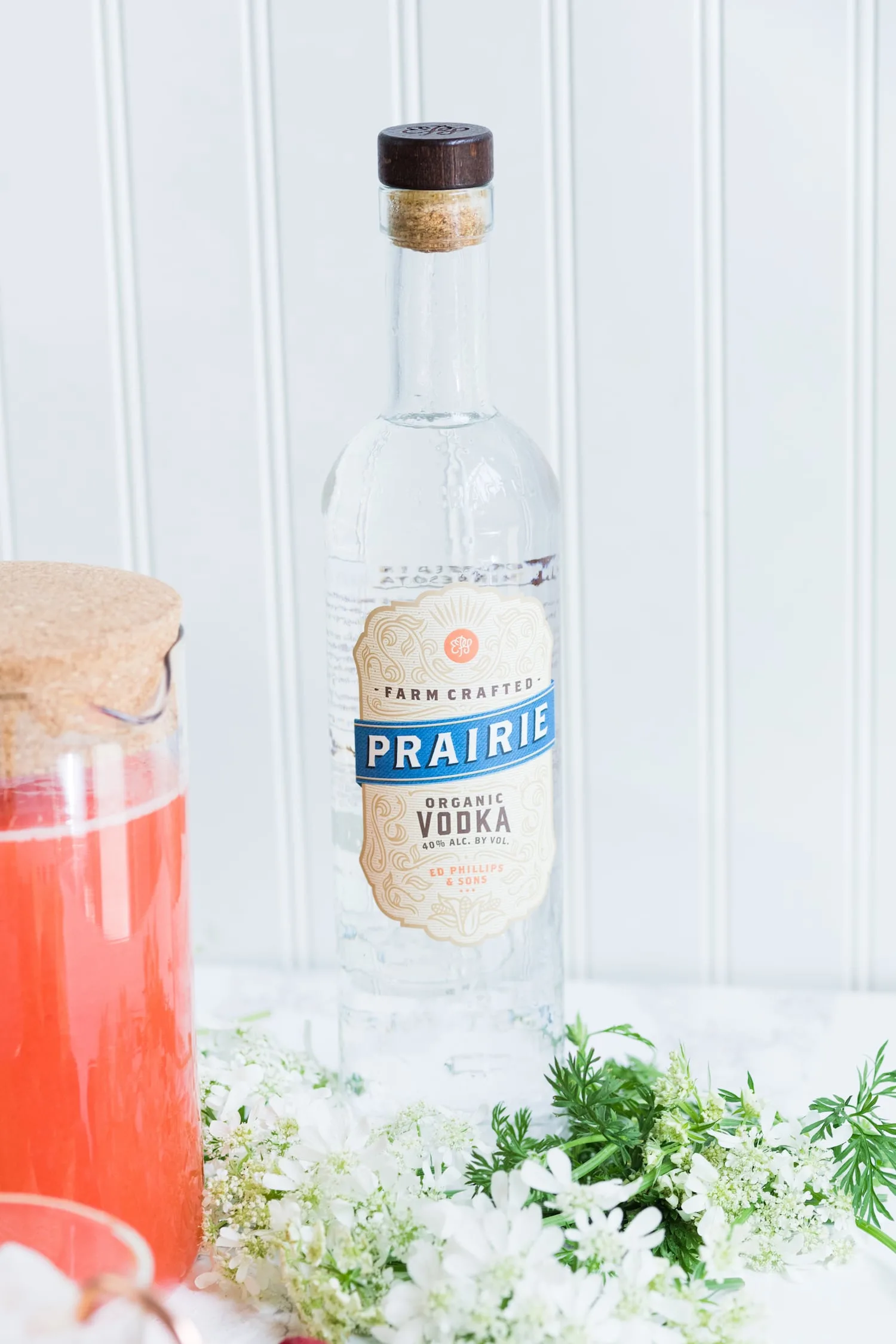 Click through for this farm to table inspired strawberry lemonade moscow mule made with fresh homemade strawberry lemonade from @cydconverse