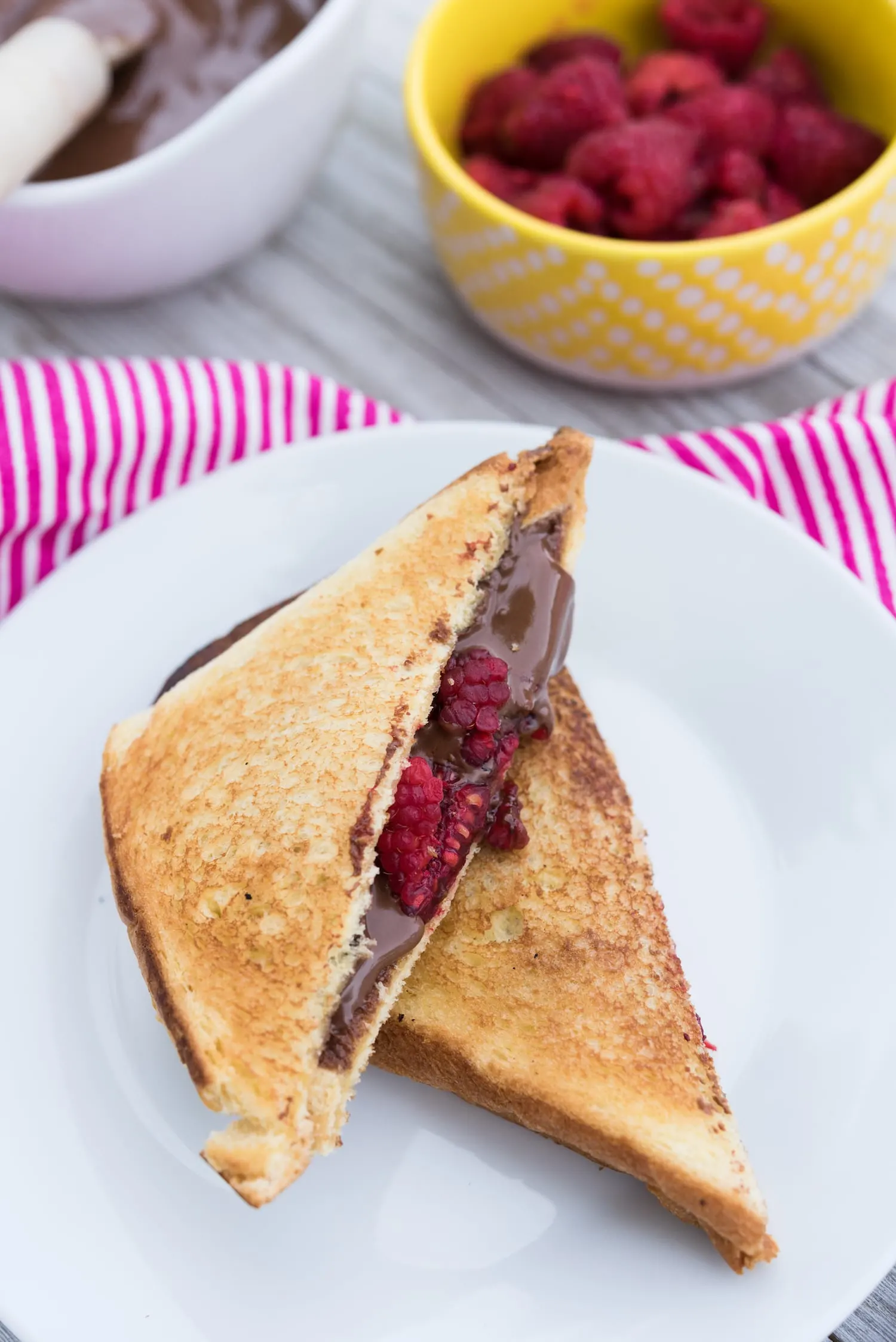 Best Camping Recipes! Raspberry Nutella mountain pies from entertaining blog @cydconverse