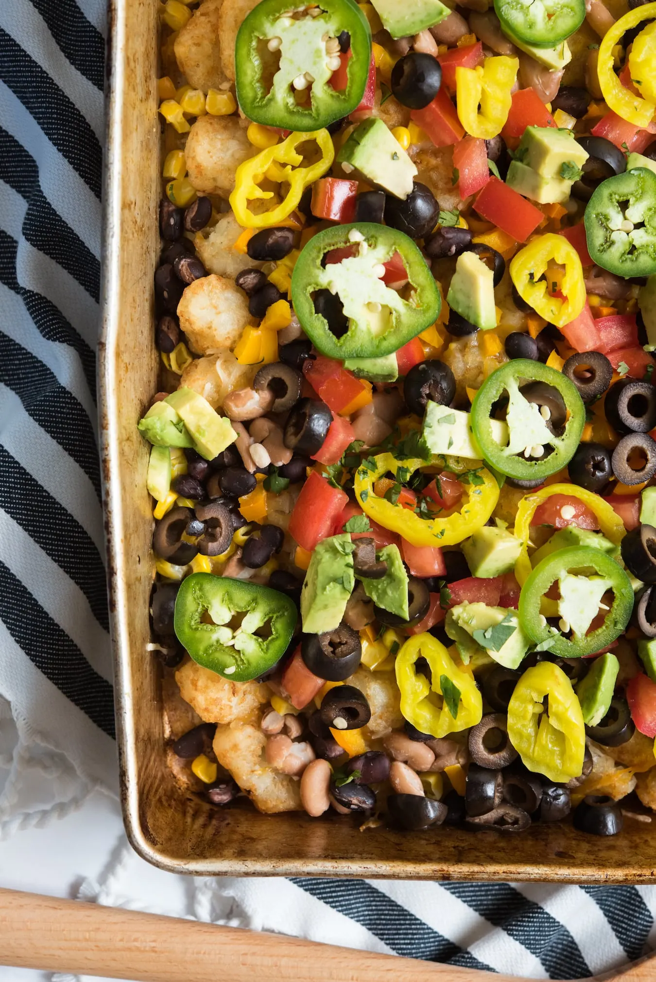 Easy game day recipes - loaded tater tot nachos from @cydconverse!