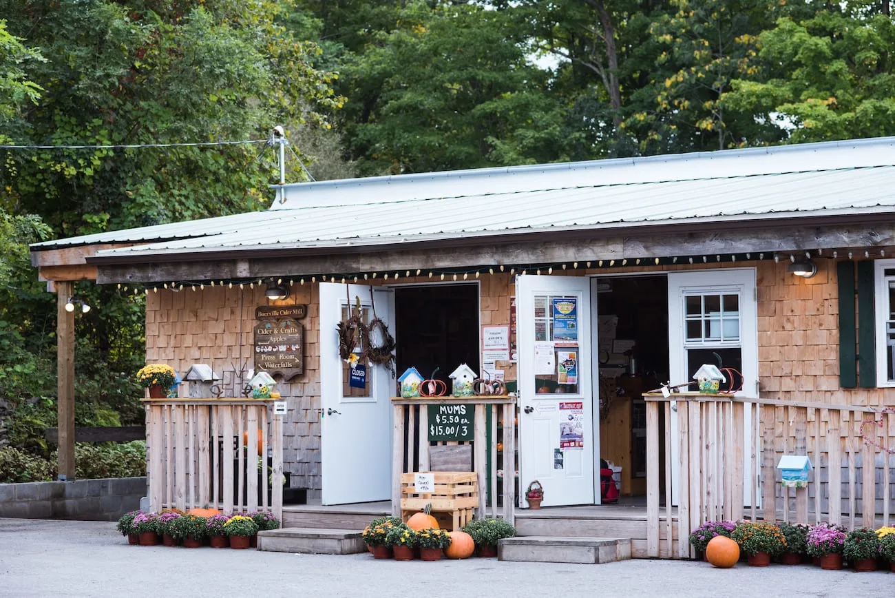 New York State Apple Picking | Visiting the Burrville Cider Mill | Where to go in New York for fall foliage from entertaining blog @cydconverse