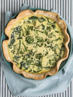 Spinach and Broccolini Goat Cheese Quiche | Friendsgiving recipes, Thanksgiving recipes, party ideas and entertaining tips from entertaining blog @cydconverse