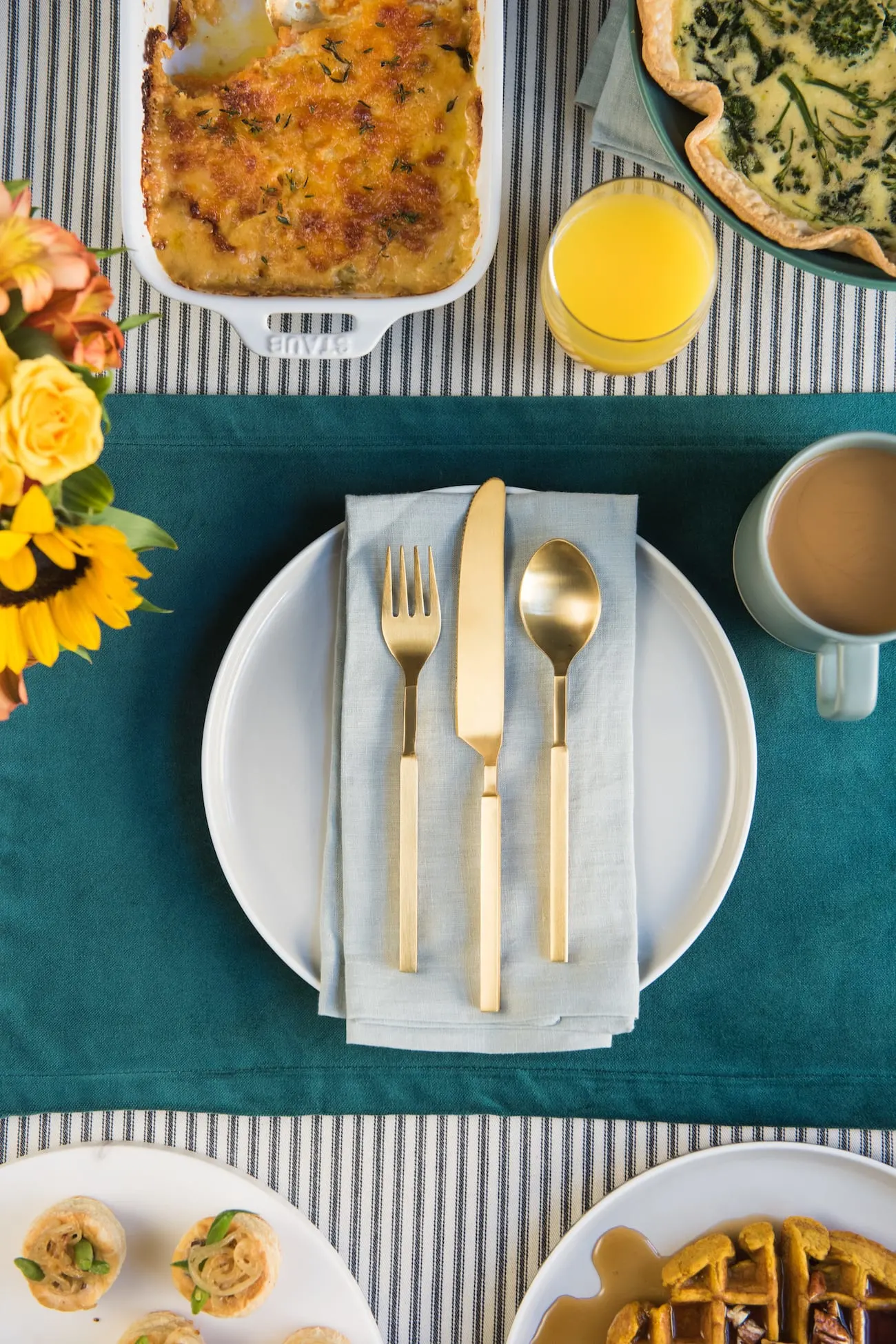 A Friendsgiving Brunch | Friendsgiving ideas, Friendsgiving recipes, entertaining tips and more from entertaining blog @cydconverse