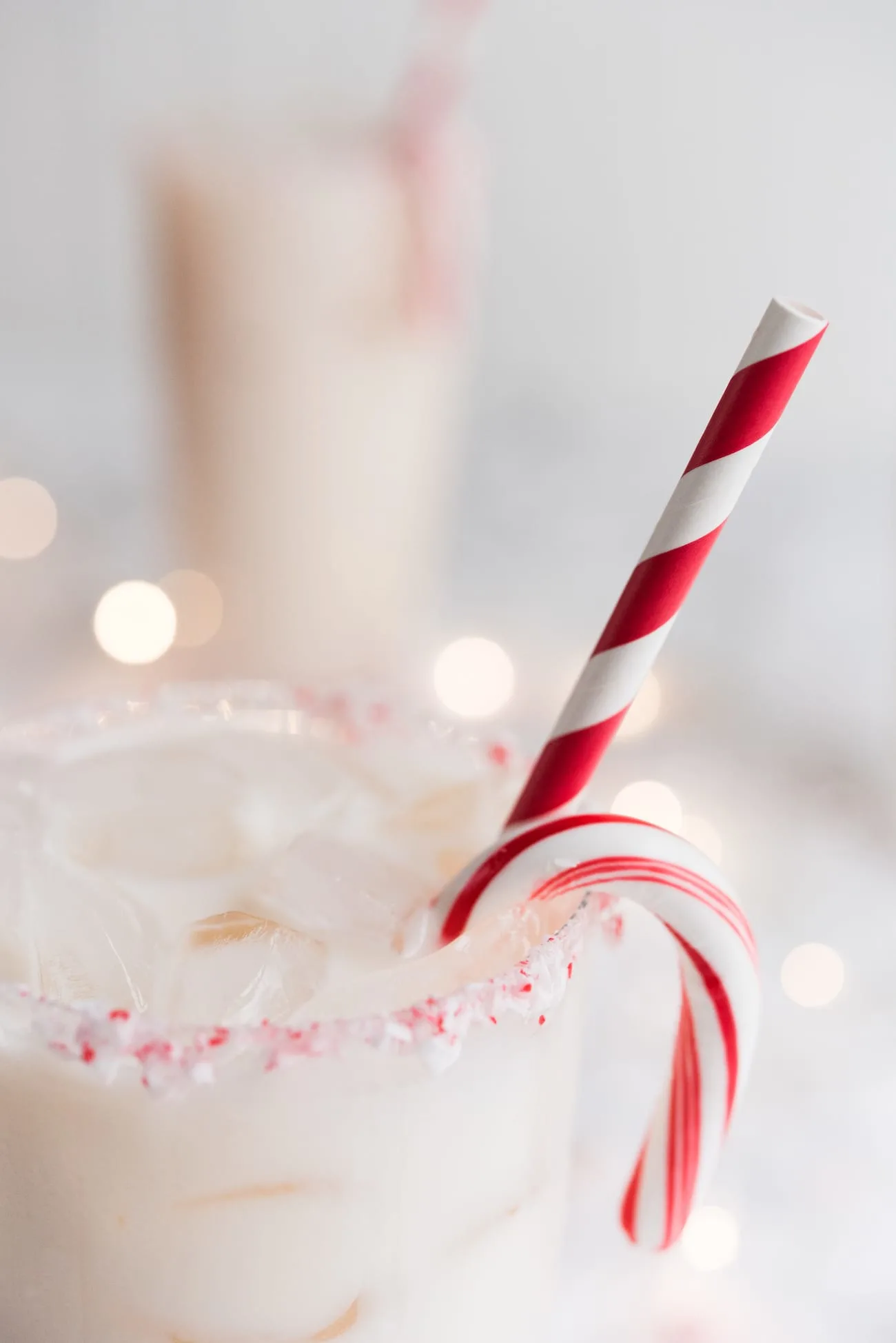 White Chocolate Peppermint White Russian | Christmas cocktails and holiday entertaining tips from entertaining blog @cydconverse