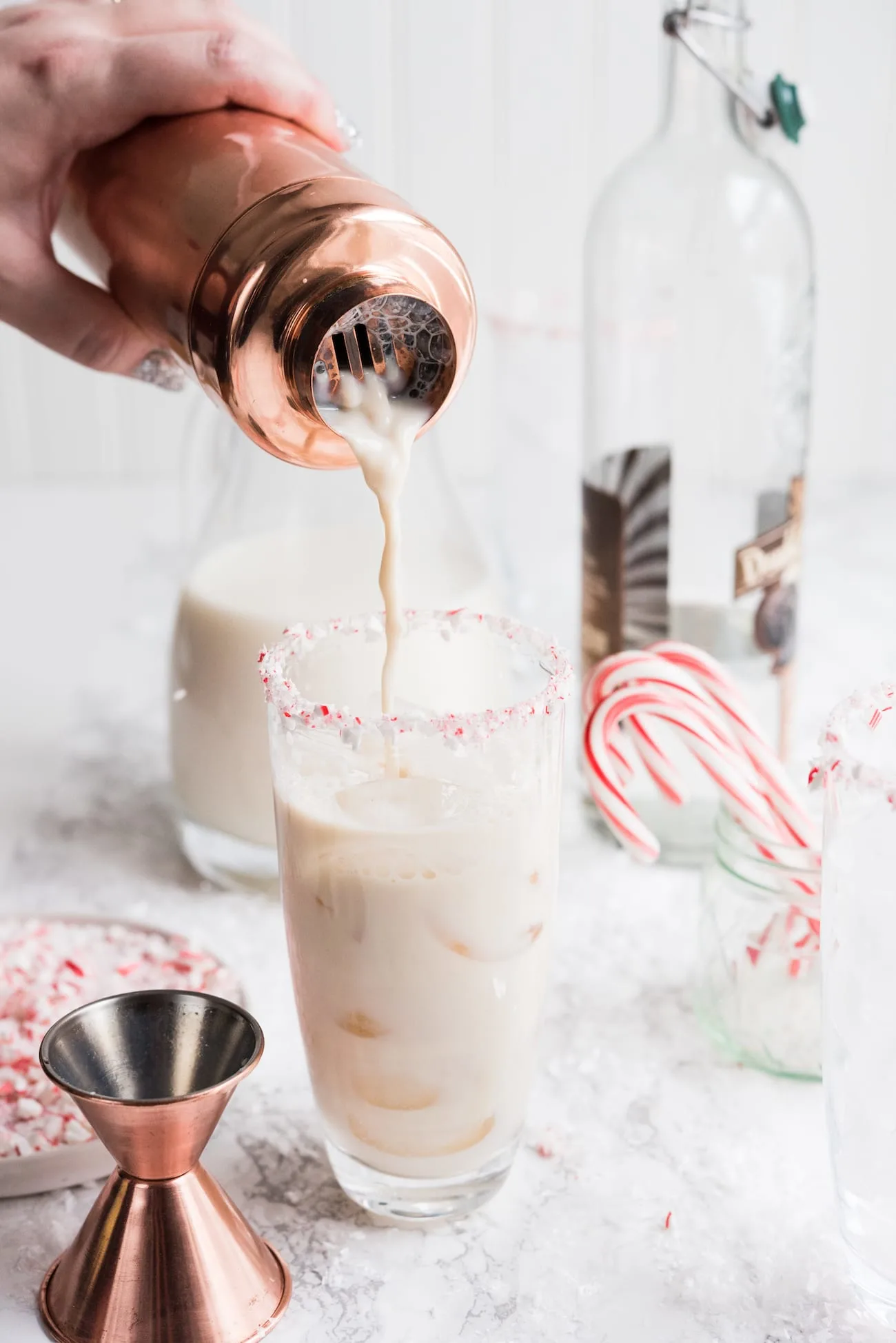 White Chocolate Peppermint White Russian | Christmas cocktails and holiday entertaining tips from entertaining blog @cydconverse