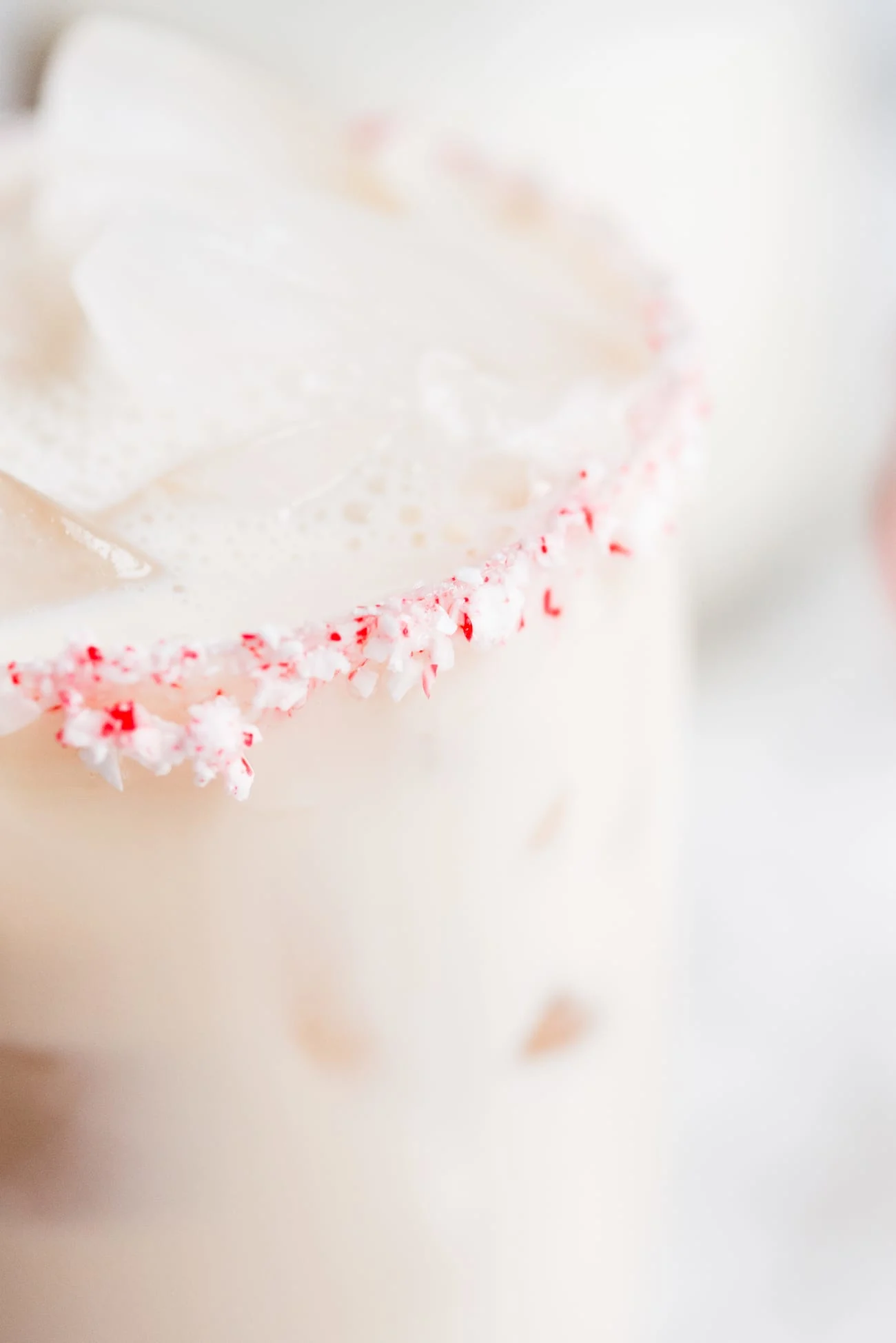 White Chocolate Peppermint White Russian | Christmas cocktails and holiday entertaining tips from entertaining blog @cydconverse