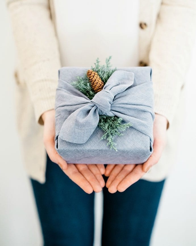 https://thesweetestoccasion.com/wp-content/uploads/2018/12/9-nature-inspired-gift-wrap.jpg