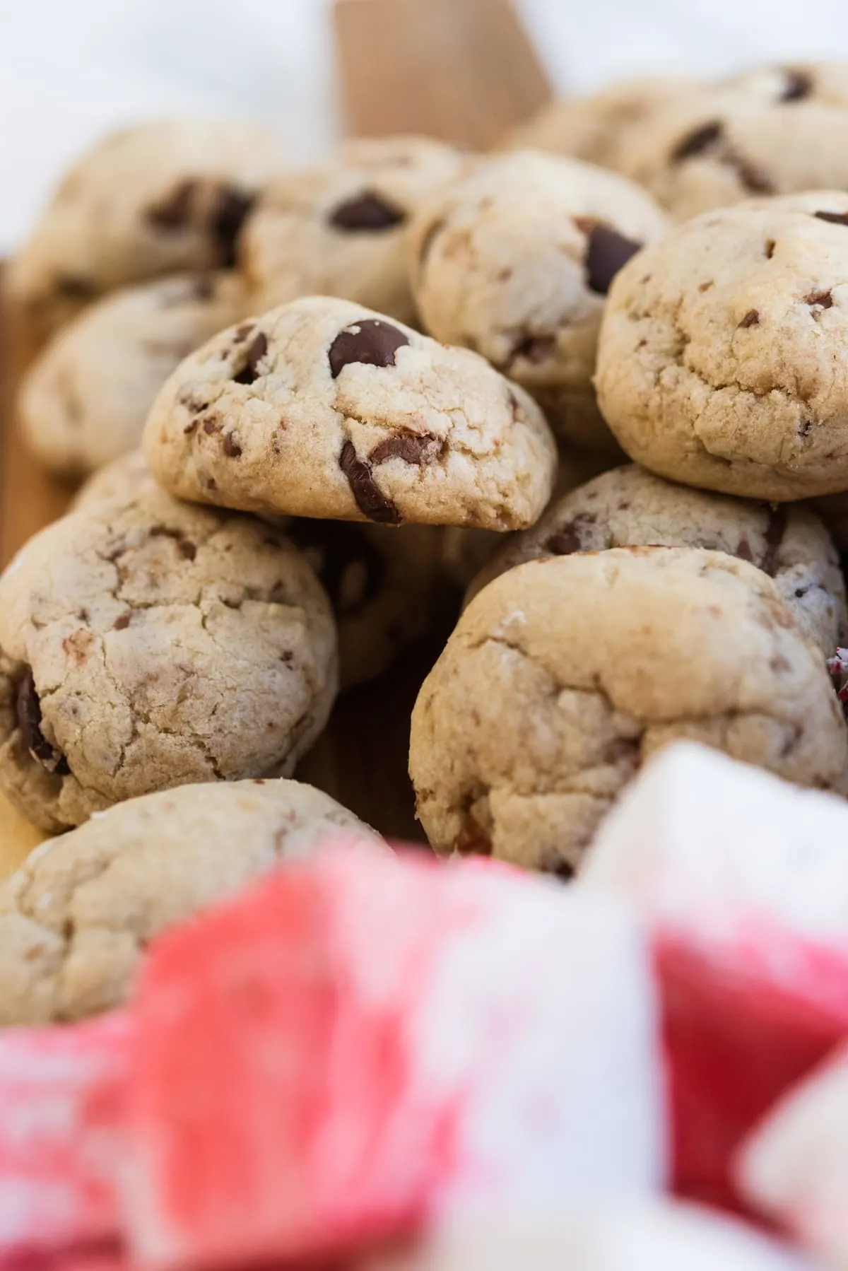 Elevate your yearly cookie platter game with an epic Christmas cookie board! Get the best Christmas cookie recipes, Christmas party ideas, entertaining tips, Christmas cocktails and more from entertaining blog @cydconverse